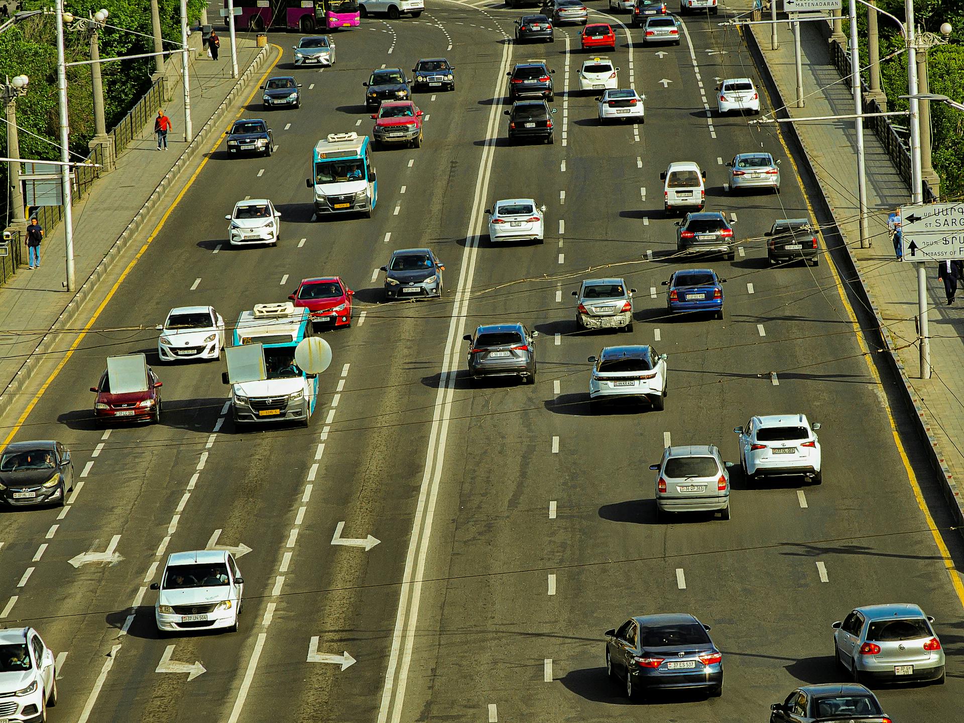 Automóviles en una carretera | Fuente: Pexels