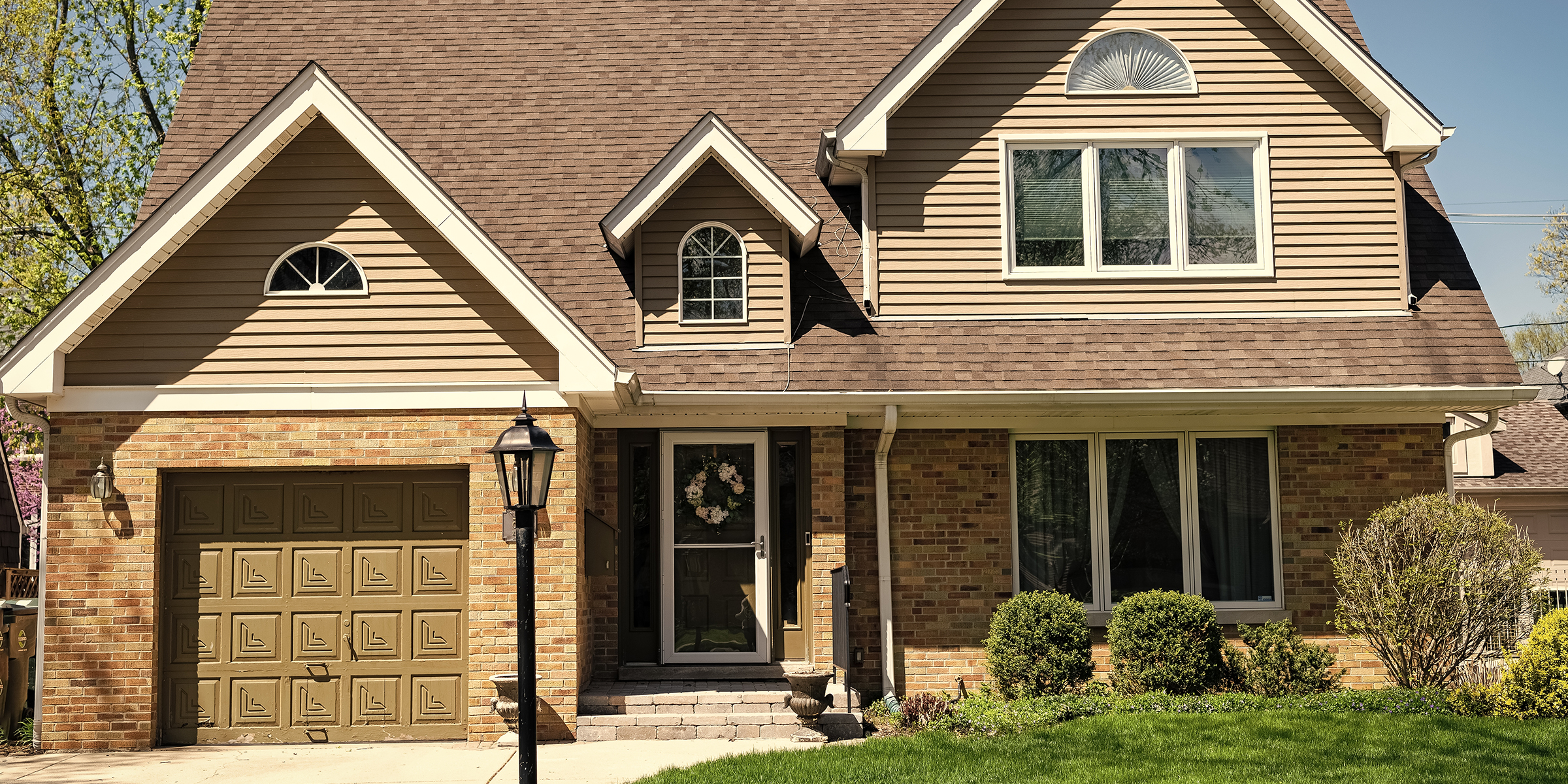 Una casa en una zona suburbana | Fuente: Shutterstock