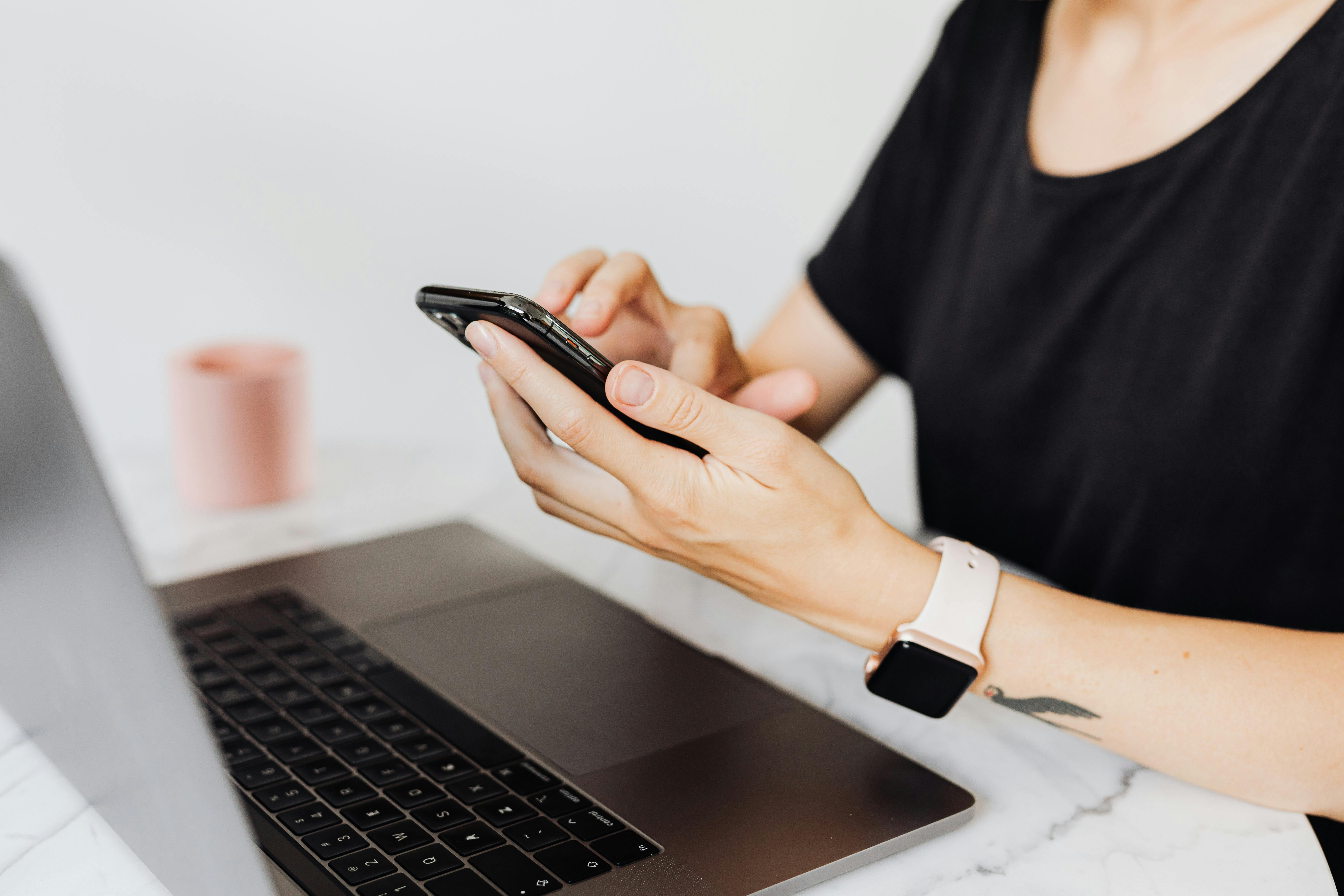 Una persona utilizando un smartphone | Fuente: Pexels