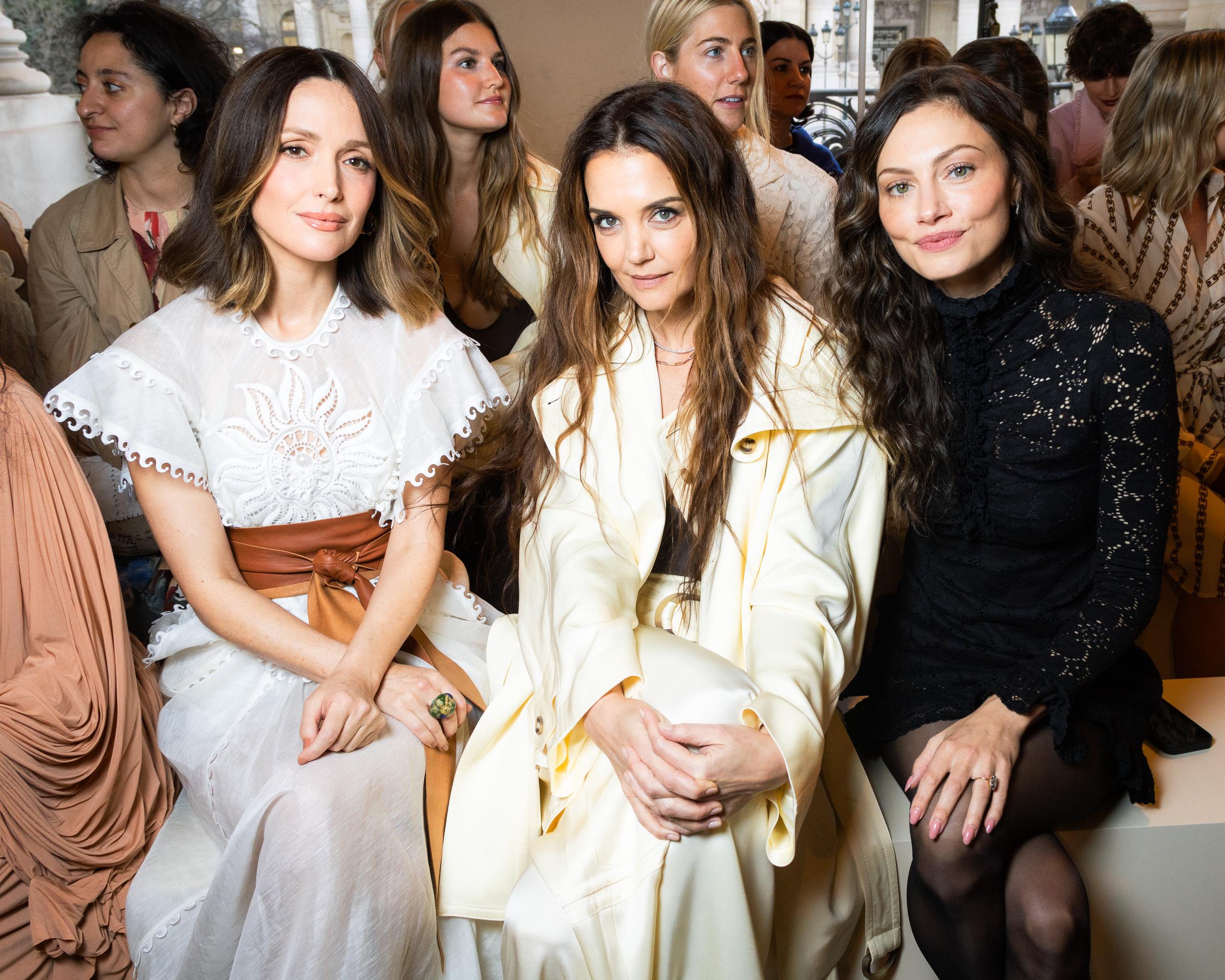 Rose Byrne, Katie Holmes y Phoebe Tonkin en el desfile de Zimmermann Womenswear Otoño/Invierno 2025-2026 como parte de la Semana de la Moda de París en París, Francia, el 10 de marzo de 2025. | Fuente: Getty Images