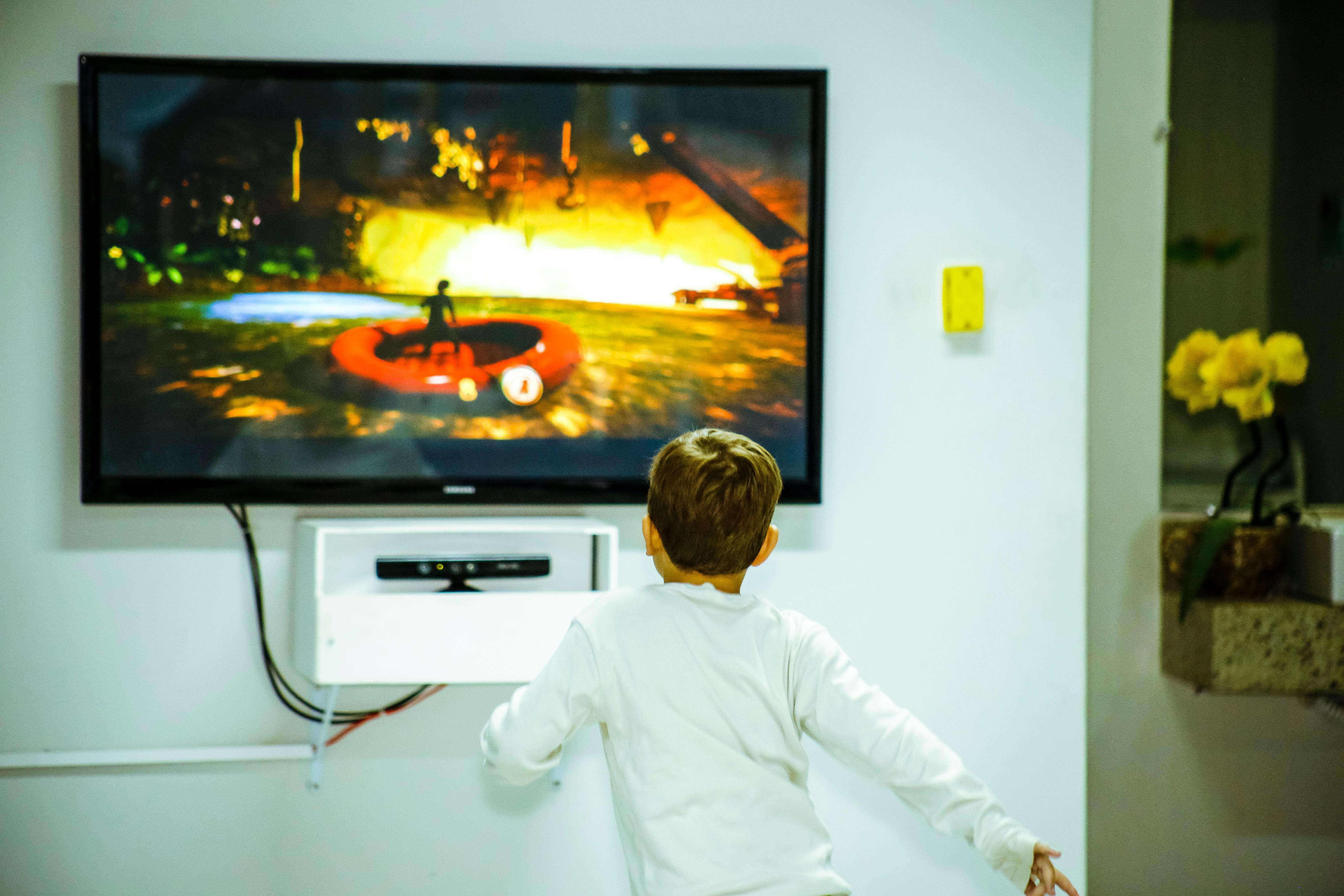 Un niño delante de un televisor | Fuente: Pexels