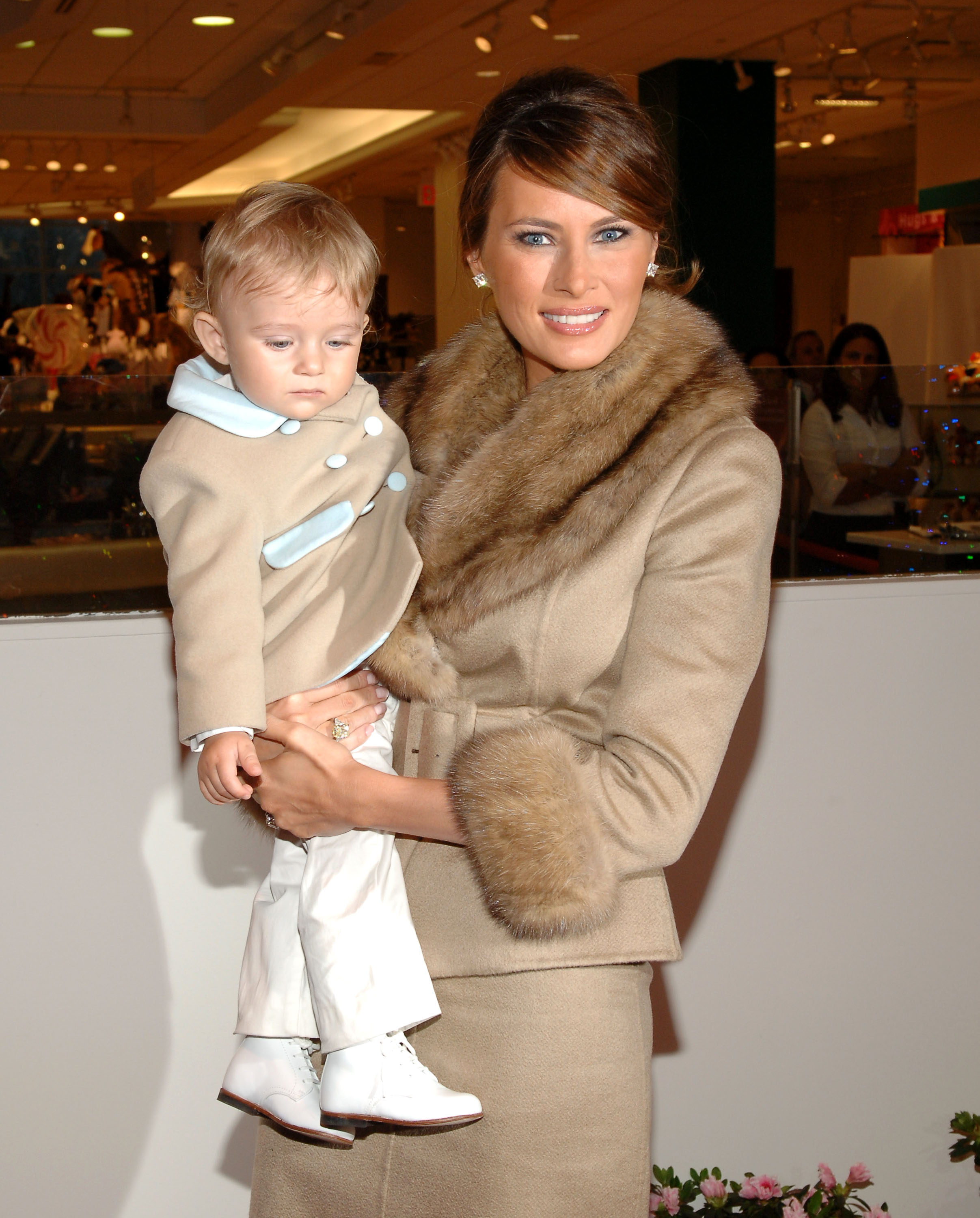 Melania Trump y el bebé Barron Trump el 13 de marzo de 2007 | Fuente: Getty Images