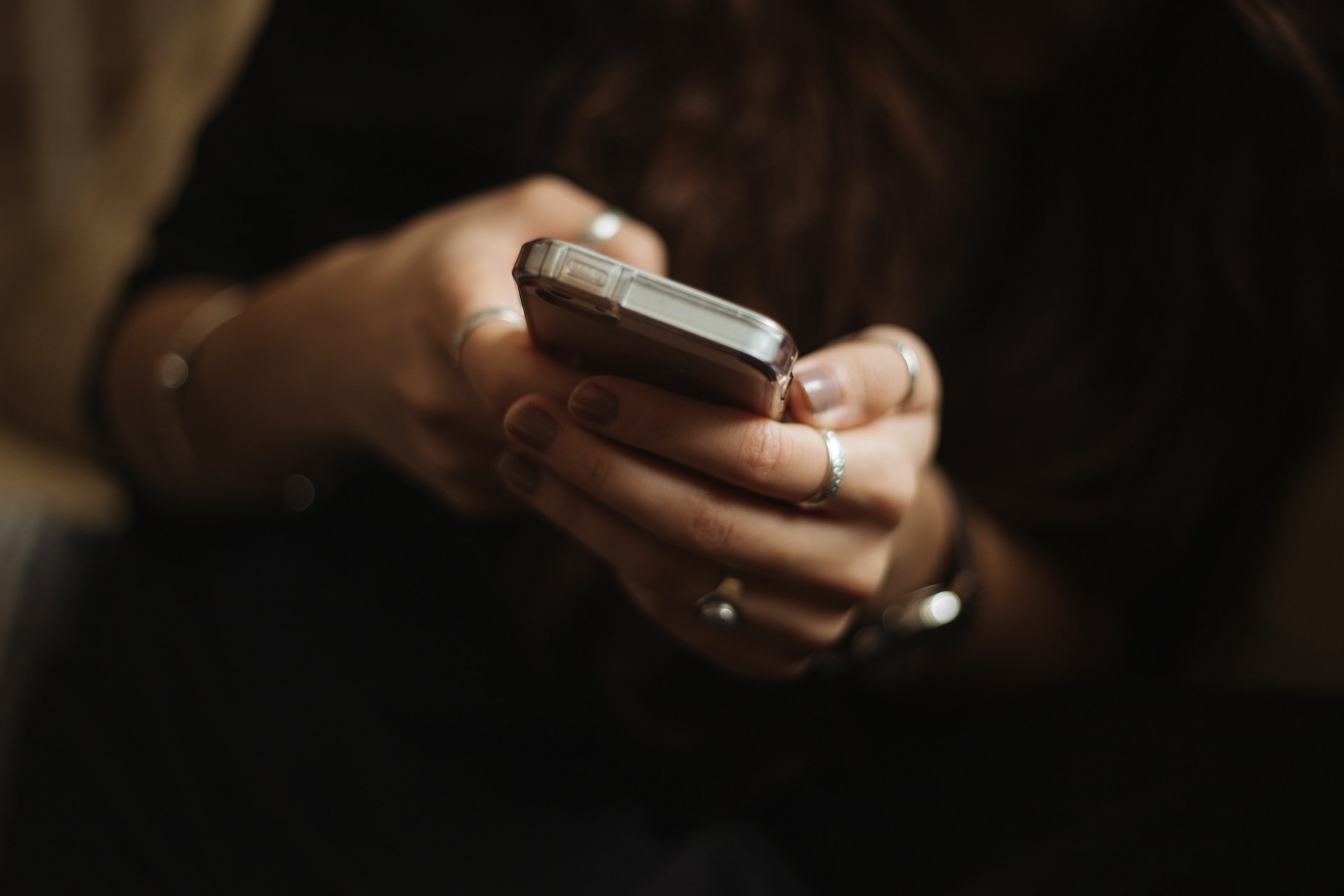 Una mujer sujetando su teléfono | Fuente: Unsplash