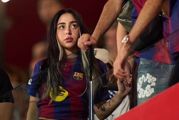Nicki Nicole asiste al partido del Trofeo Joan Gamper entre el FC Barcelona y el Como1907 en el Estadi Johan Cruyff el 10 de agosto de 2025 en Barcelona, España | Fuente: Getty Images