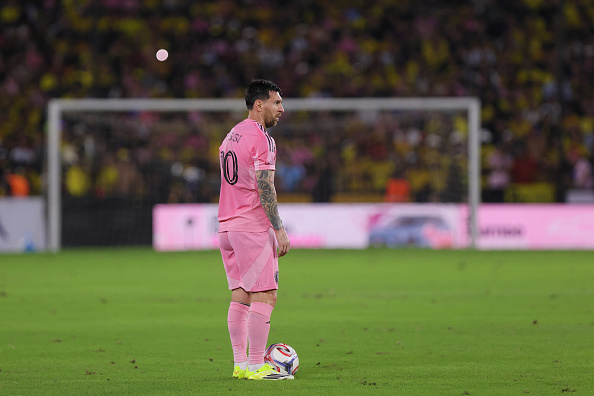 Lionel Messi, del Inter Miami, observa el juego durante un partido amistoso entre Barcelona SC e Inter Miami en el Estadio Monumental Isidro Romero Carbo, el 7 de febrero de 2026, en Guayaquil, Ecuador | Fuente: Getty Images
