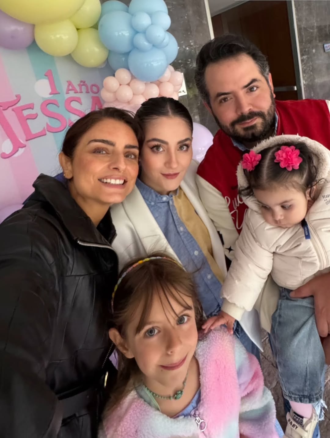 Aislinn Derbez, Kailani, Paola Dalay, José Eduardo Derbez y Tessa | Fuente: Instagram/paodalay_2203