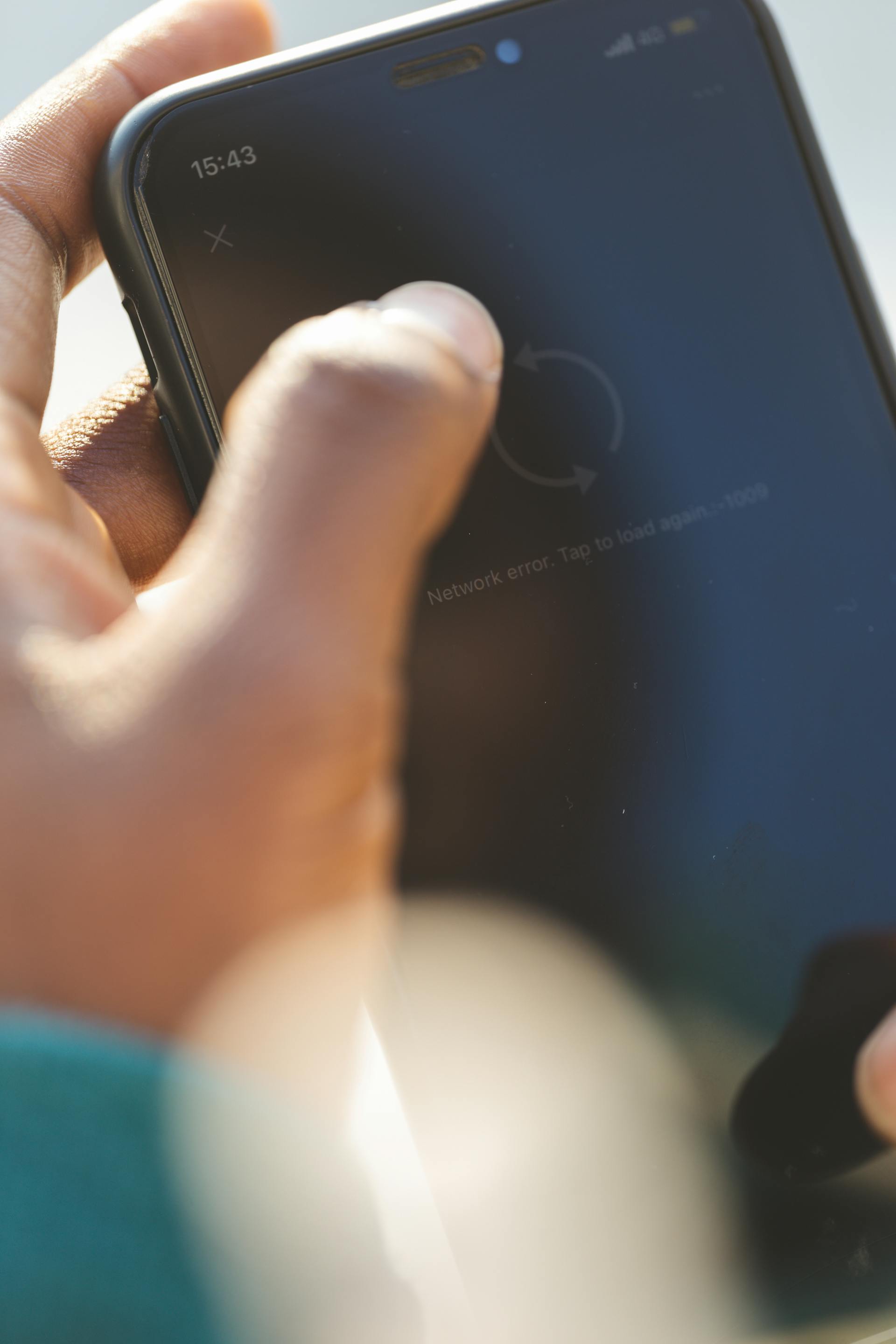 Hombre sujetando un smartphone | Fuente: Pexels