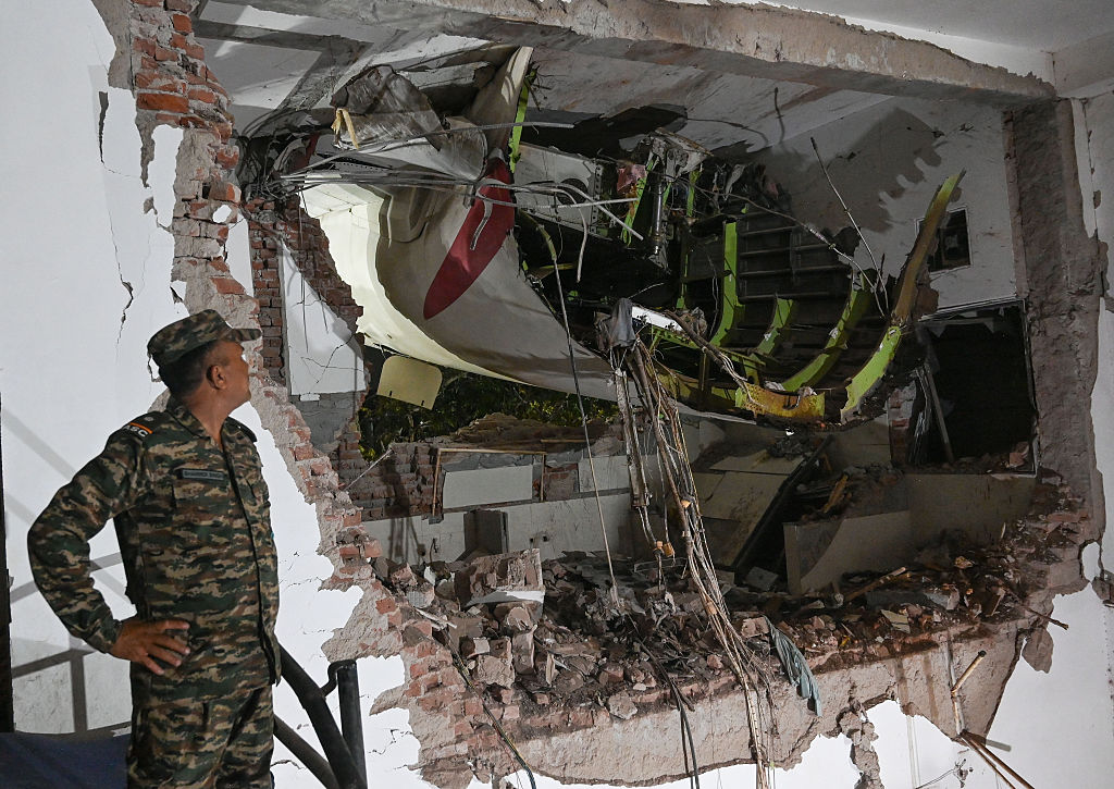 Partes del avión de Air India dentro de la residencia estudiantil sobre la que impactó la aeronave. | Foto: Getty Images