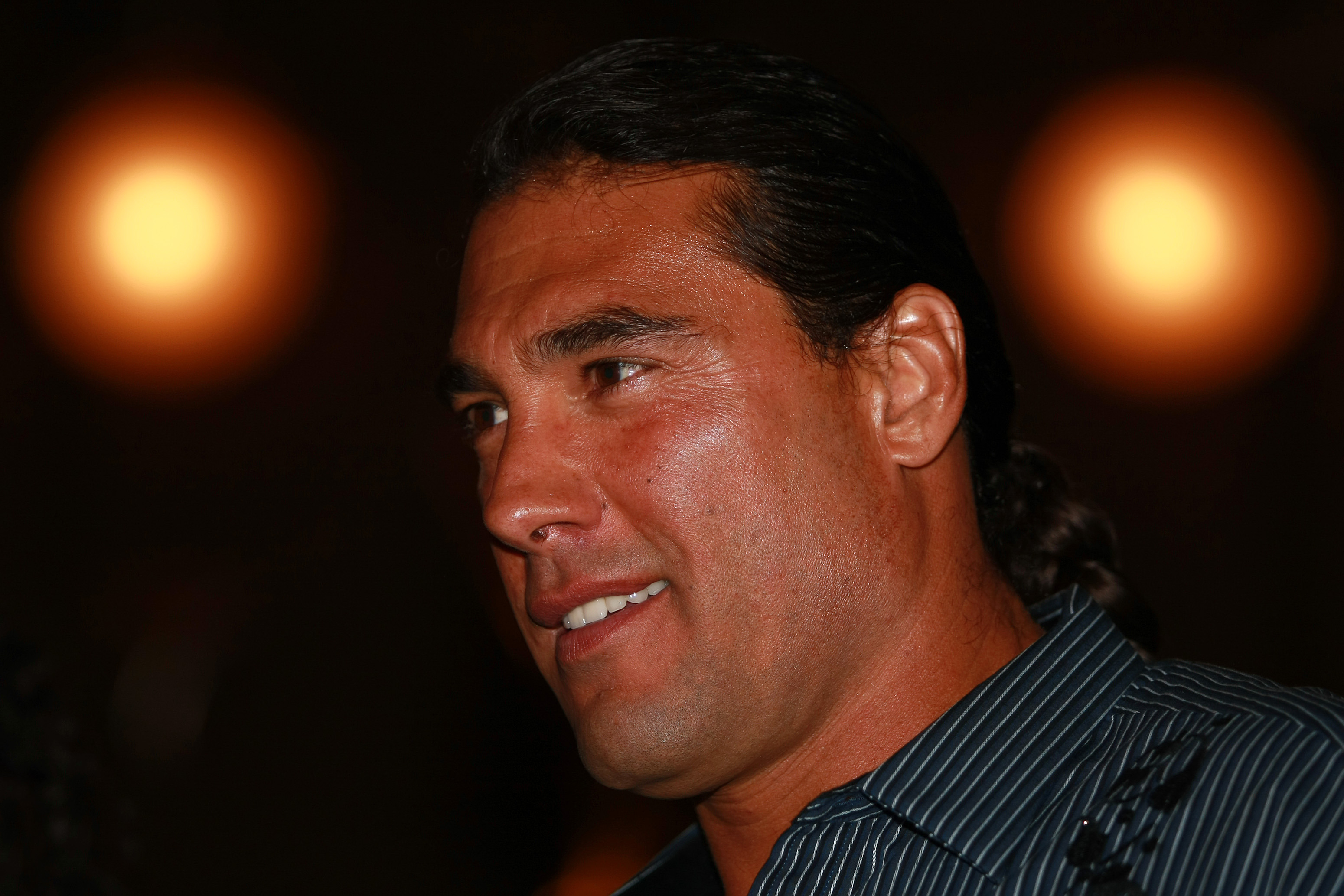 Eduardo Yáñez asiste al musical "Hairspray" en el Teatro Manolo Fábregas el 11 de febrero de 2010 en Ciudad de México, México. | Fuente: Getty Images
