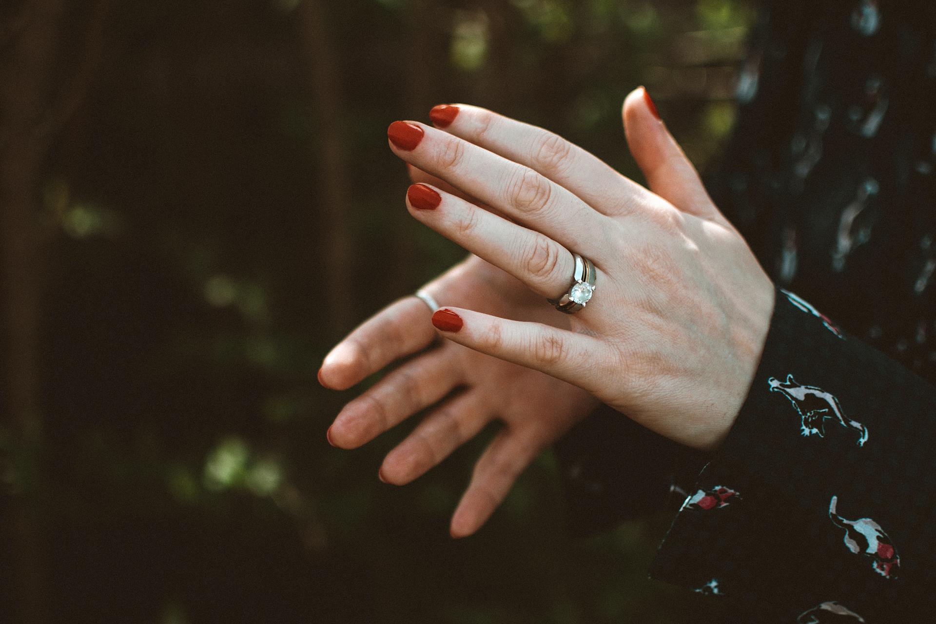 Una mujer aplaudiendo | Fuente: Pexels