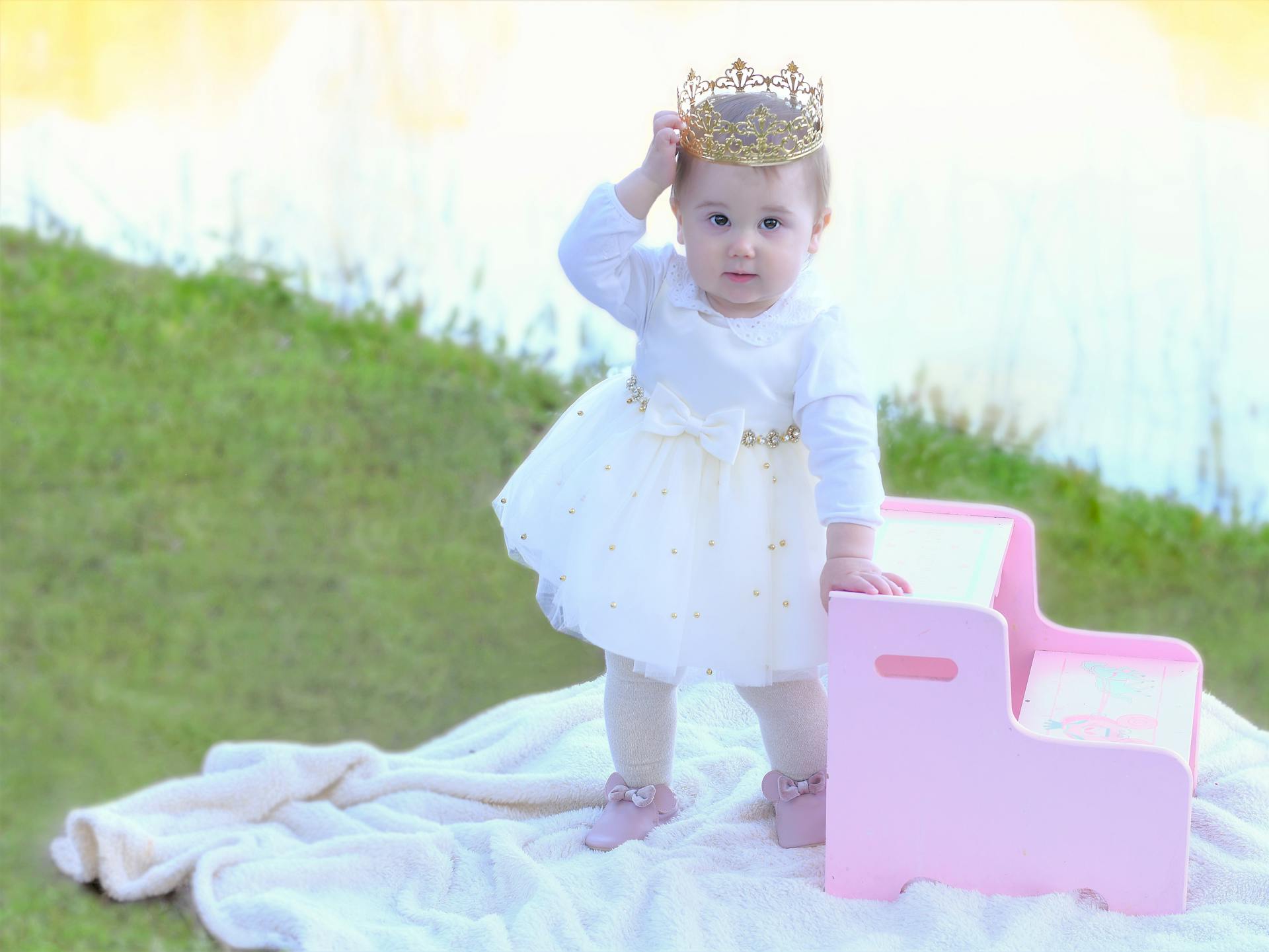 Una linda niña vestida de princesa | Fuente: Pexels