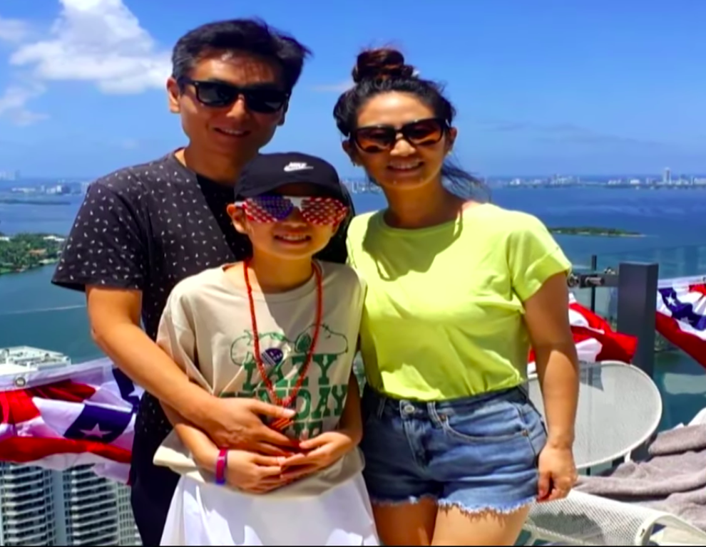 Erin, la niña chilena de 13 años fallecida en el accidente náutico, junto a sus padres. | Foto: YouTube.com/@WPLGLocal10