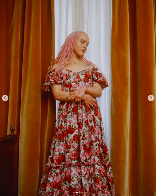 Airyn De Niro posando con un vestido floral sin hombros, publicado el 29 de abril de 2025. | Fuente: Instagram/aleckvenegas