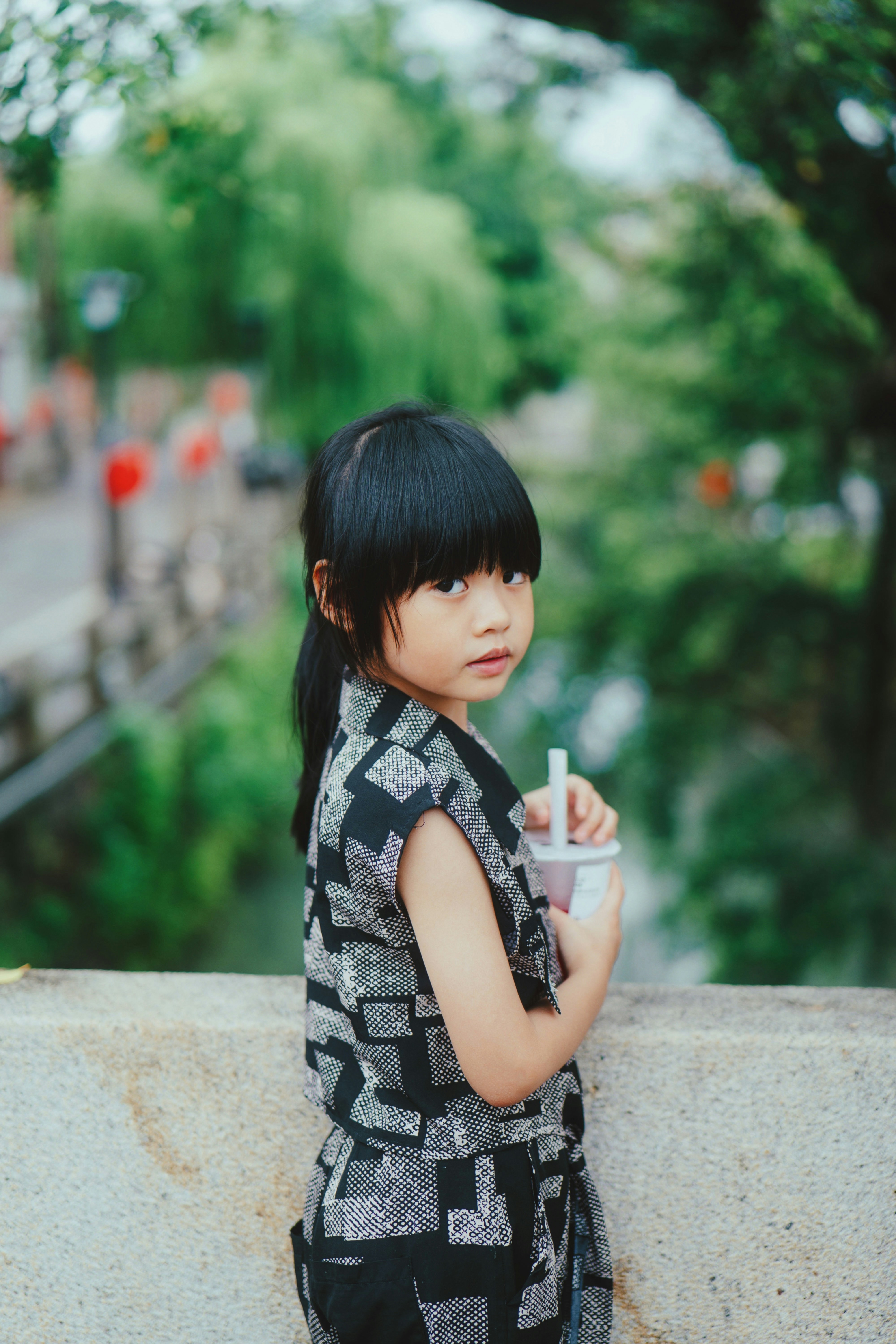 Una niña con una taza en la mano | Fuente: Unsplash