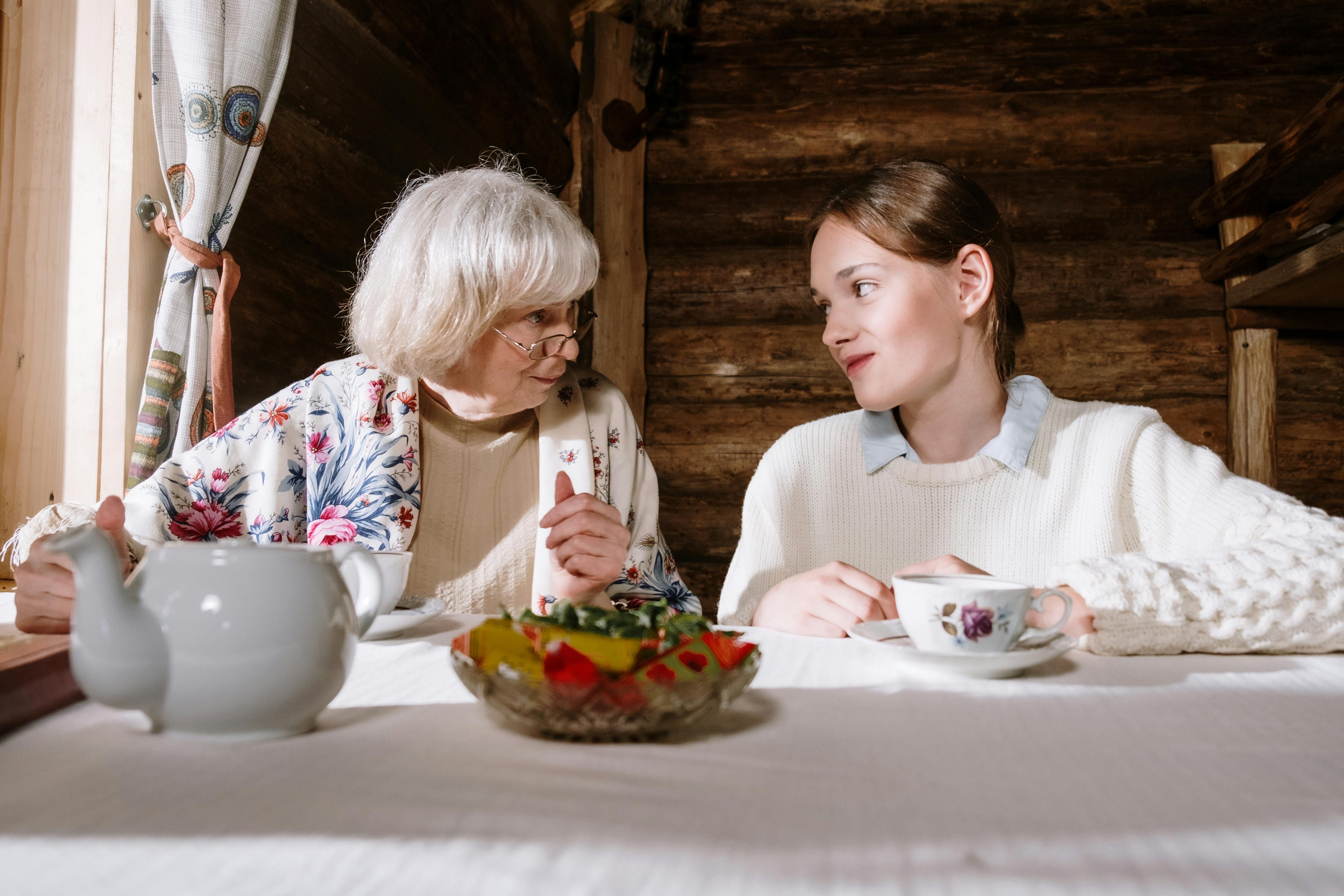 Una abuela estrechando lazos con su nieta | Fuente: Pexels