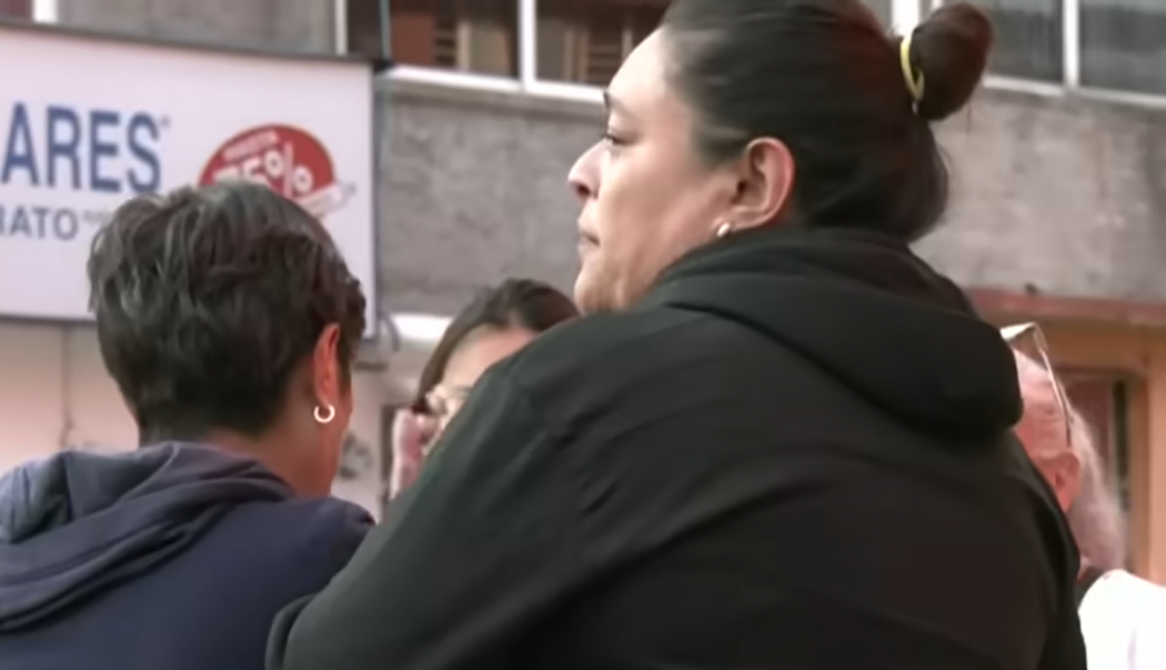 Pareja de Roberto Hernández, el hombre que fue atropellado por un Honda azul en la colonia Constitución de 1917, en Iztapalapa, México | Fuente: YouTube/Imagen Noticias