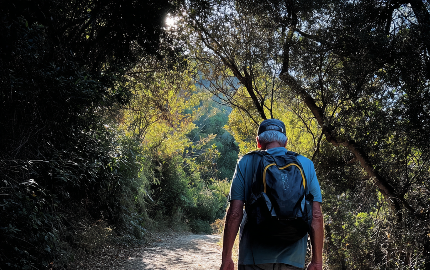 Un anciano en una ruta de senderismo | Fuente: Midjourney
