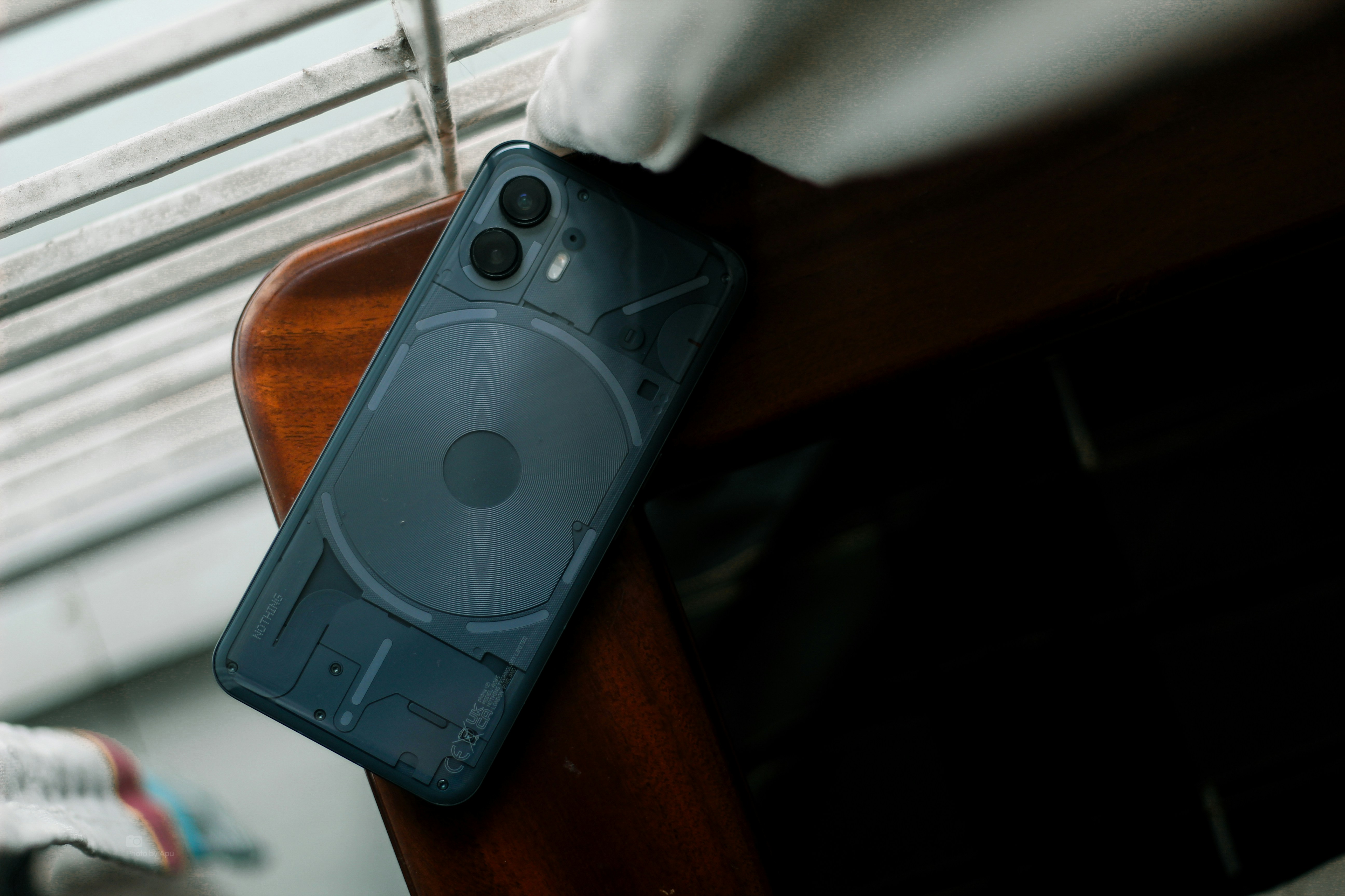 Un teléfono boca abajo | Fuente: Unsplash