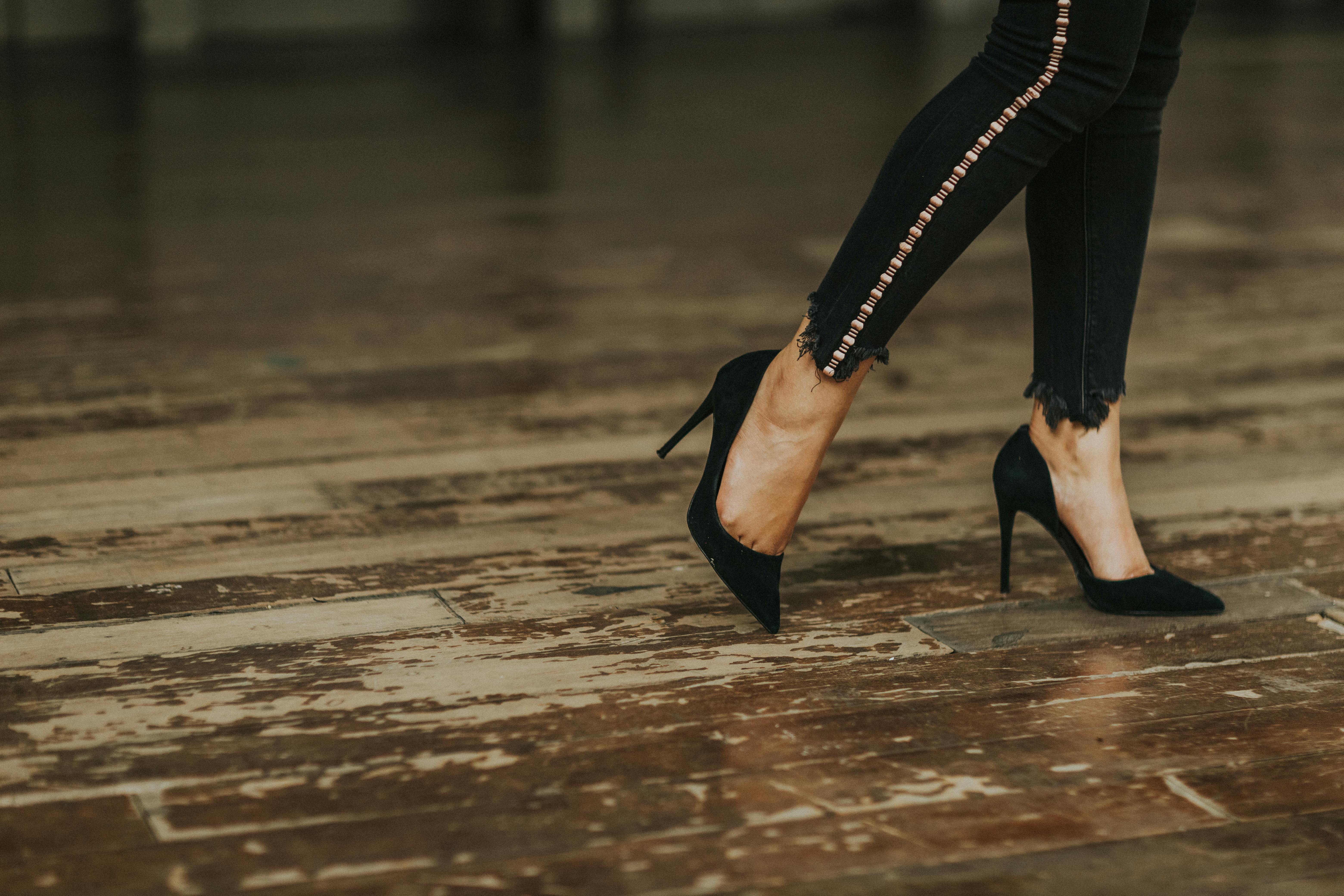 Primer plano de los tacones de una mujer mientras camina | Fuente: Pexels