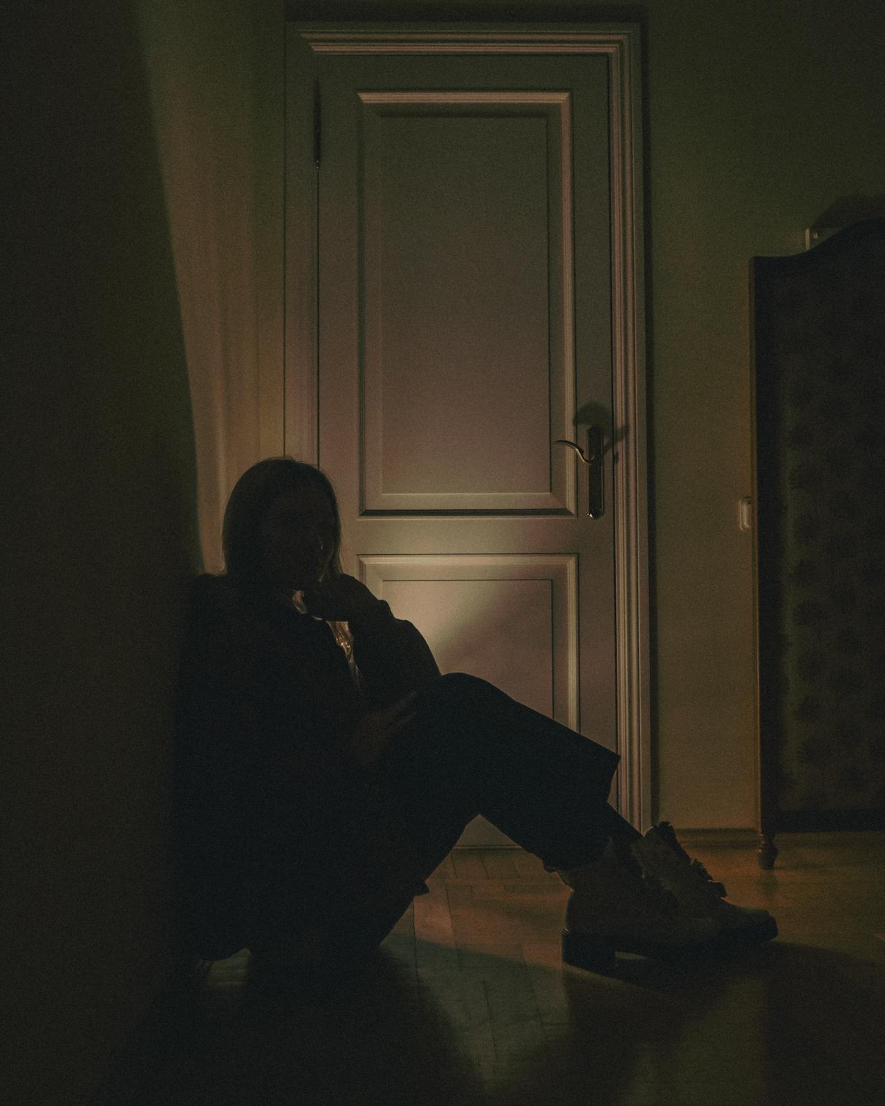 Una mujer solitaria sentada en el suelo | Fuente: Pexels
