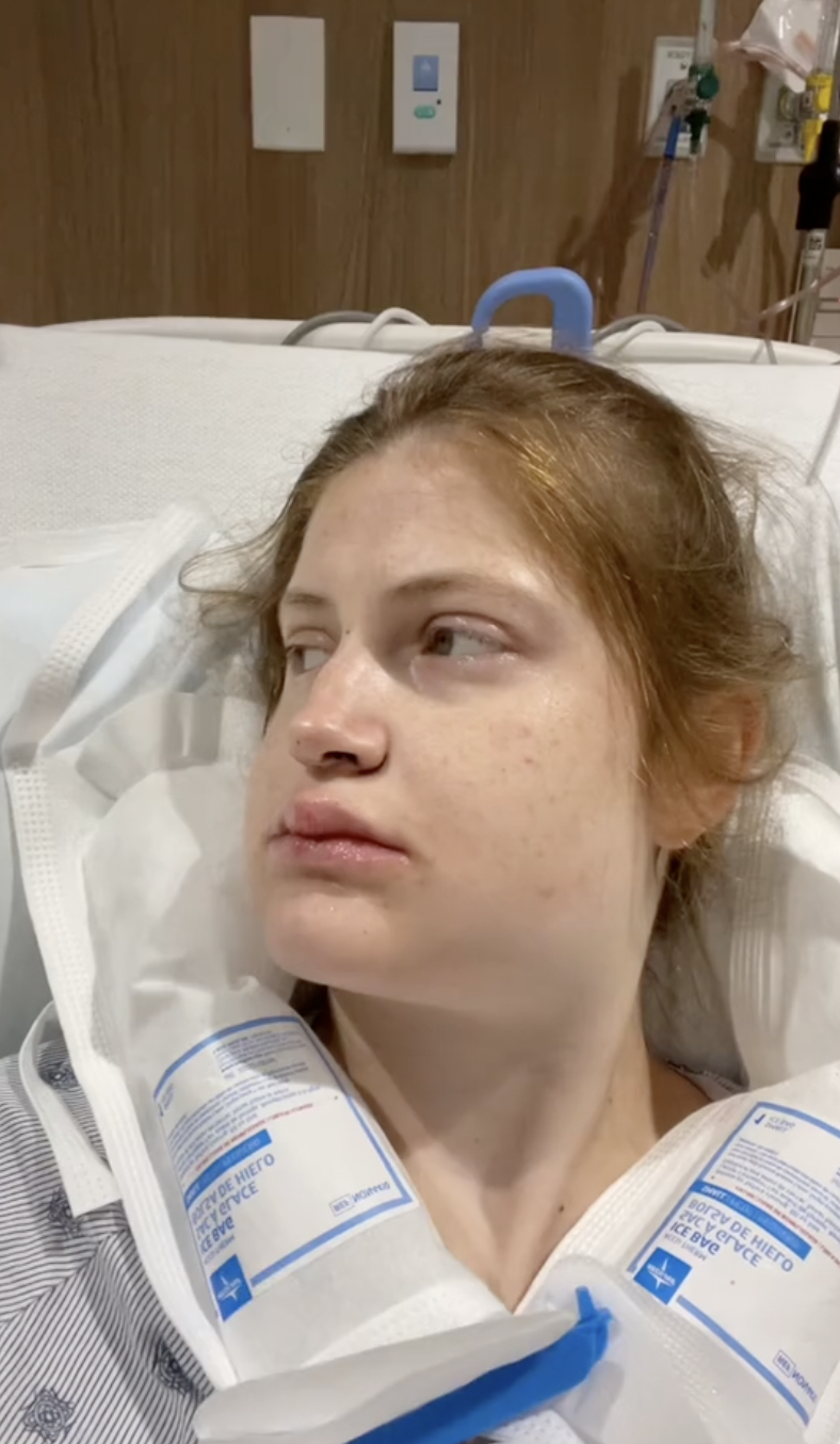 Hinchada y agotada, Virginia Elder yace en recuperación poco después de su operación de doble mandíbula | Fuente: TikTok/virginiaeelder