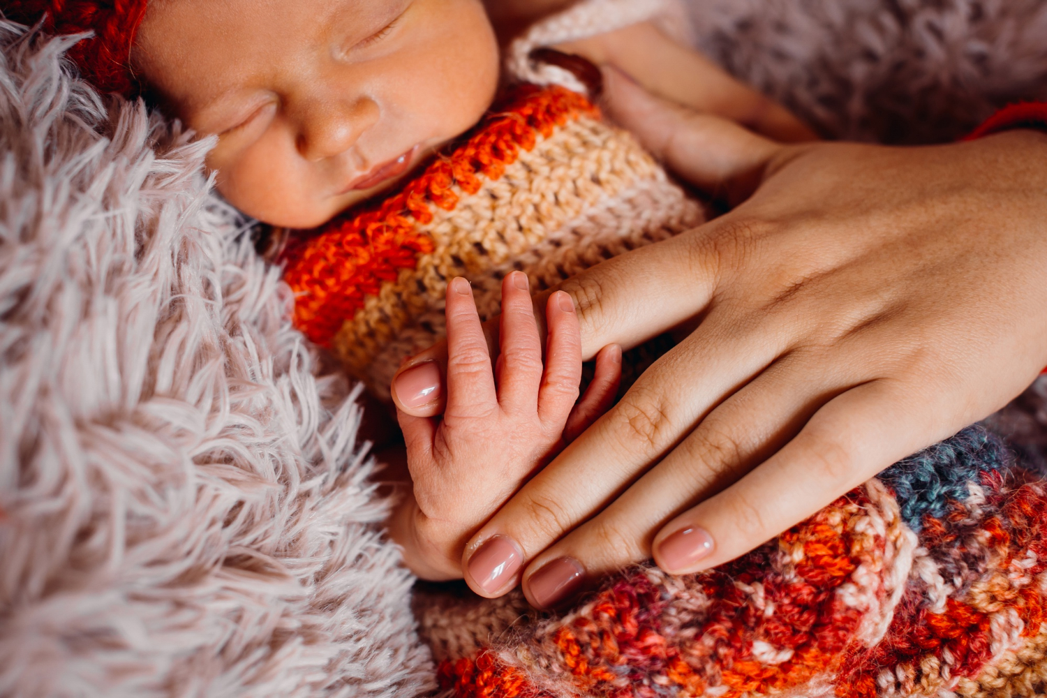 Una madre con su bebé recién nacido en brazos | Fuente: Freepik