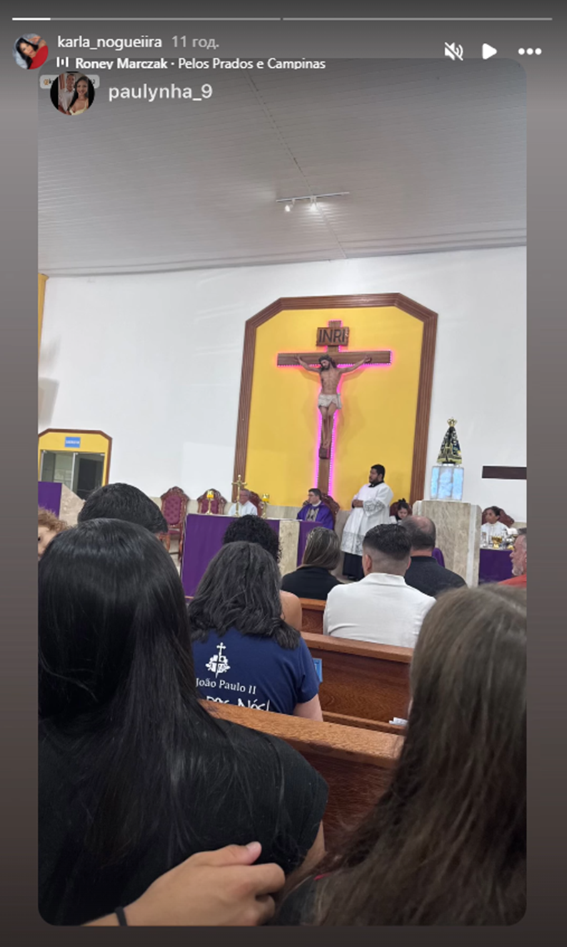 Un sacerdote frente a un grupo de personas reunidas en una Iglesia | Fuente: Instagram Stories/karla_nogueiira