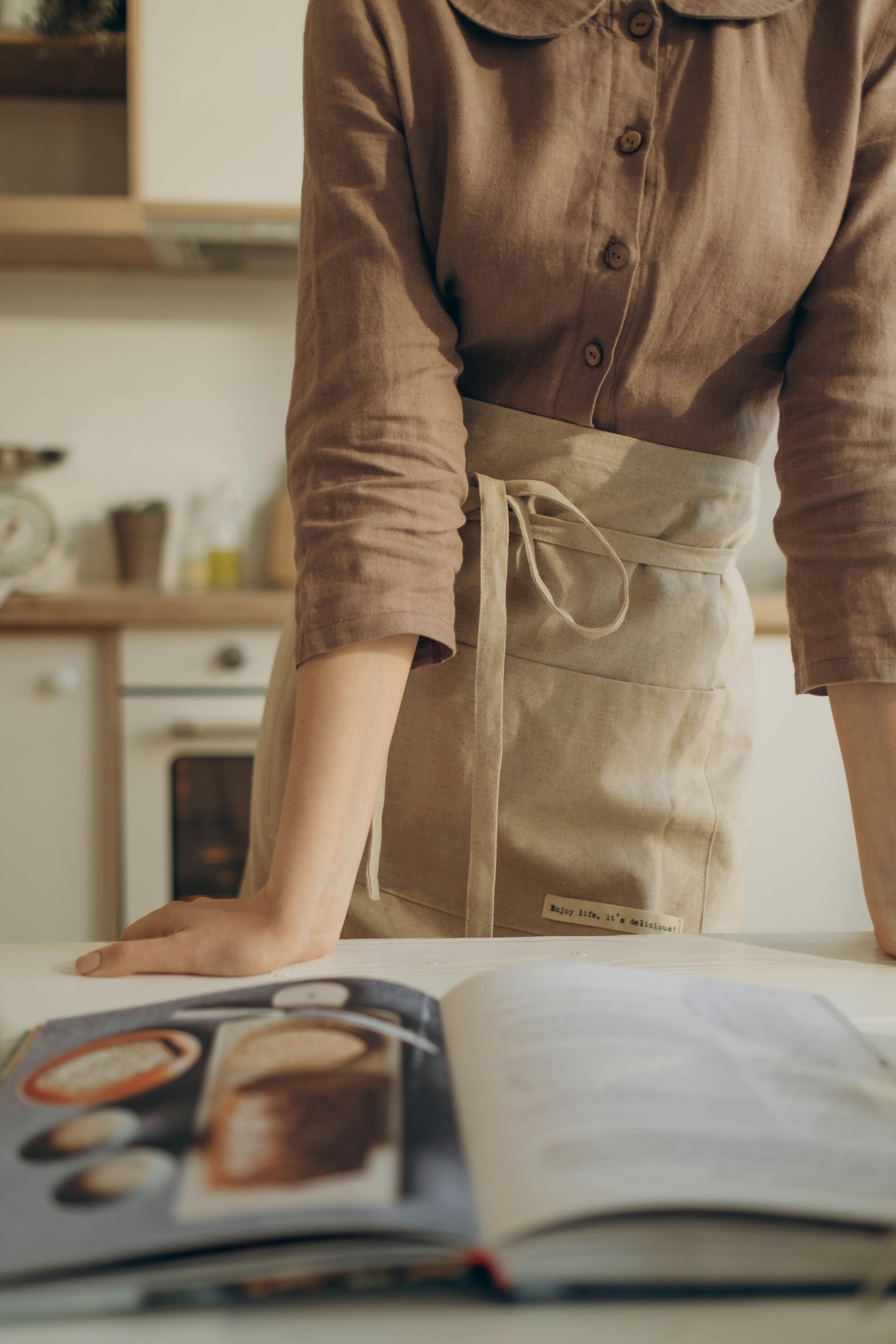 Una mujer mirando un libro de cocina | Fuente: Pexels
