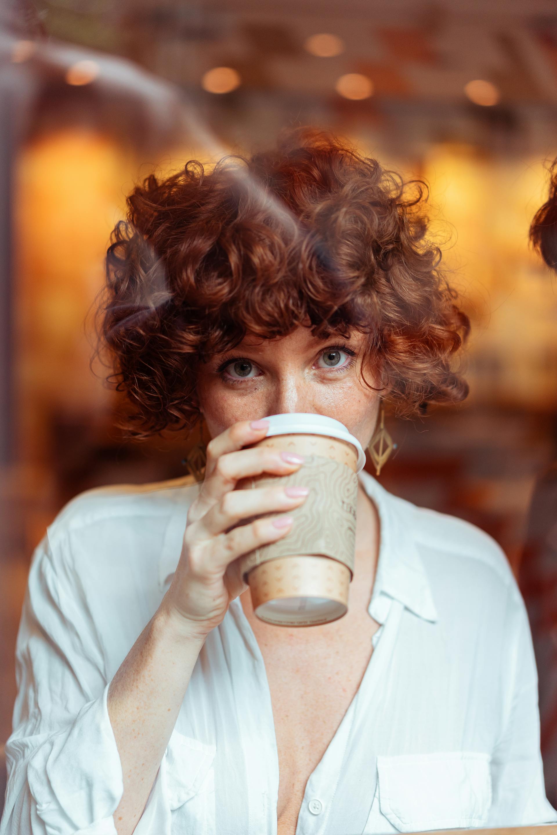 Una mujer bebiendo café | Fuente: Pexels