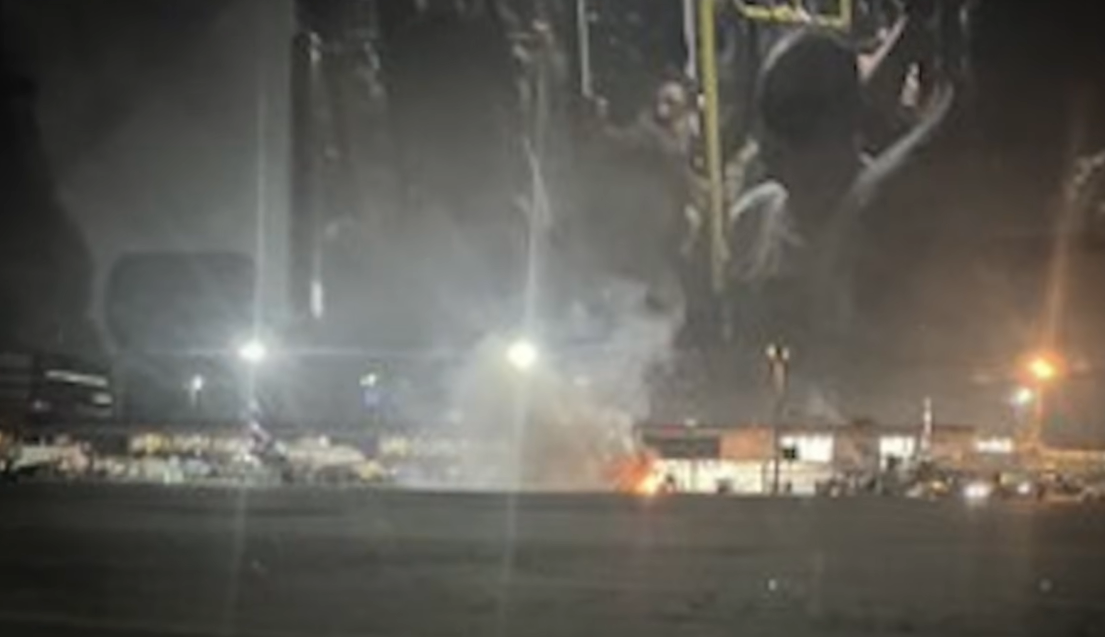 Bomberos del Aeropuerto Internacional de Guarulhos (GRU) en São Paulo, Brasil, trabajando para controlar el incendio ocurrido en un avión operado por Latam Airlines Group SA, el jueves 4 de diciembre de 2025. | Fuente: YouTube/Oneindia News