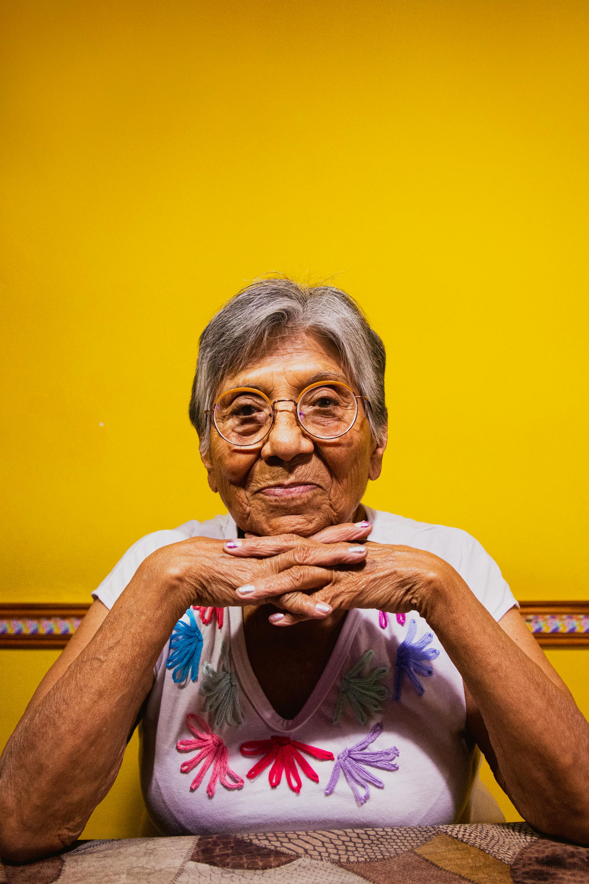 Una mujer con una sonrisa de satisfacción | Fuente: Pexels