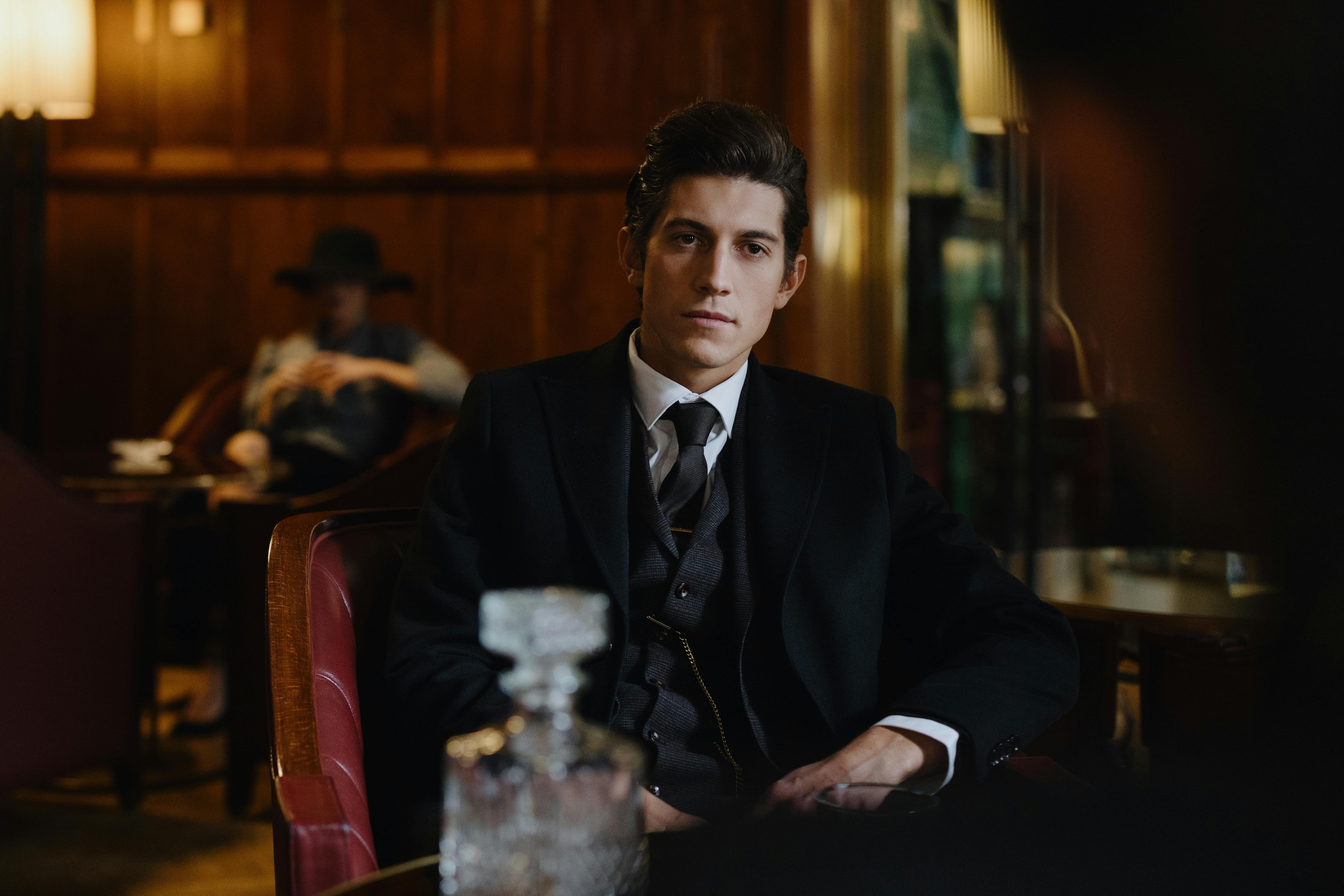 Un hombre serio en un restaurante | Fuente: Pexels