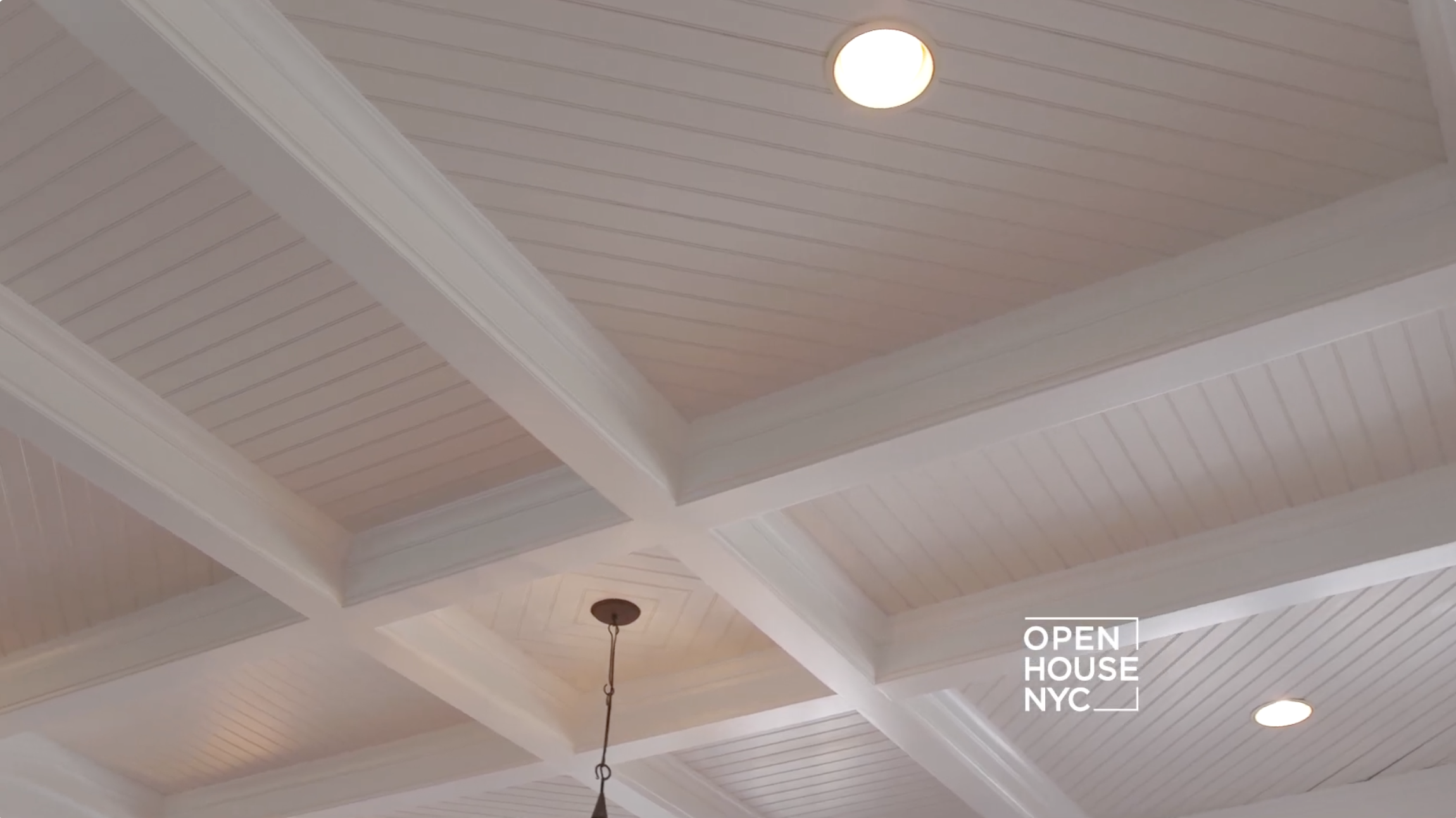 El techo de Susan Lucci y Helmut Huber en su casa de Long Island, Nueva York. | Fuente: YouTube/OpenHouseTV