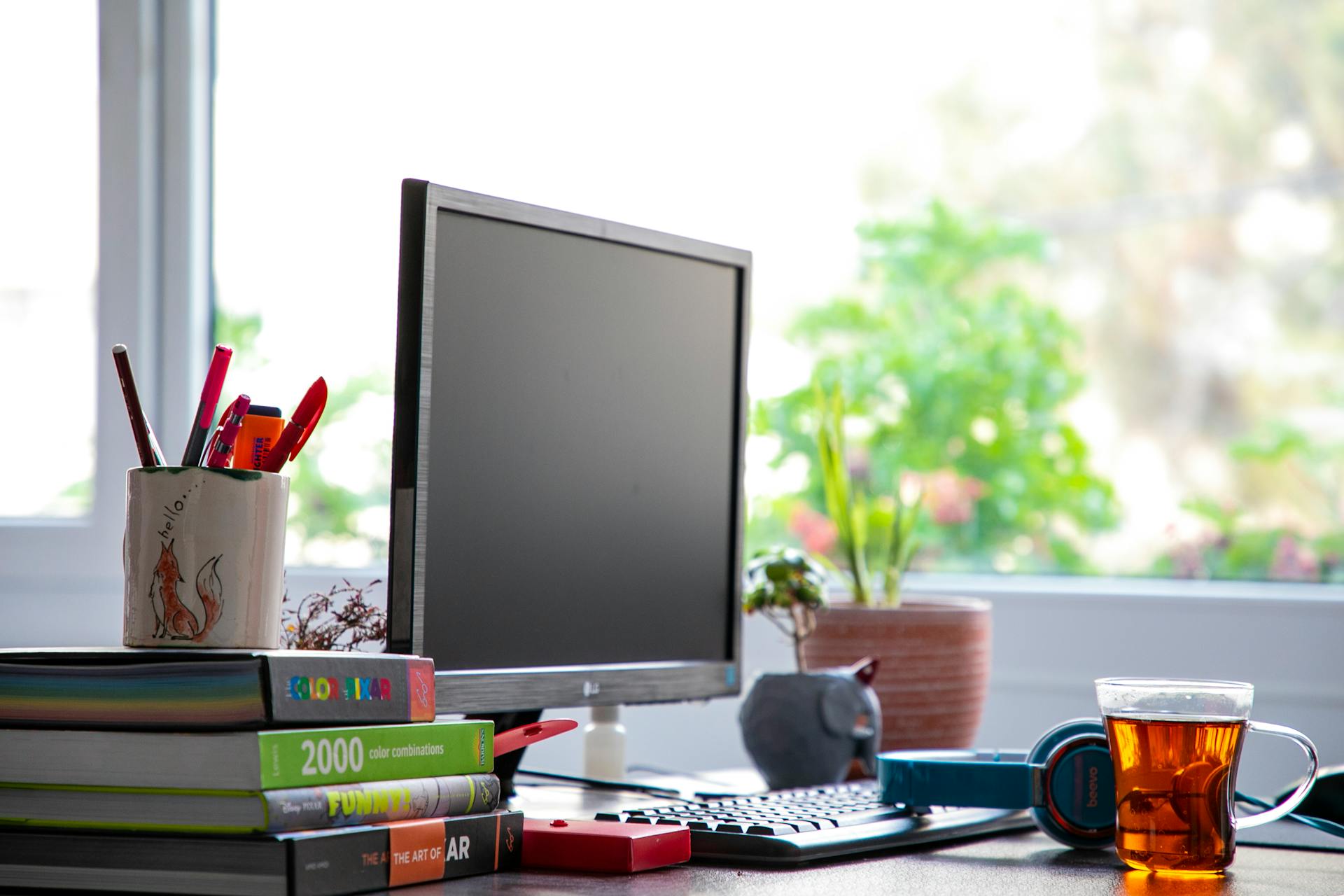 Un escritorio en una oficina | Fuente: Pexels