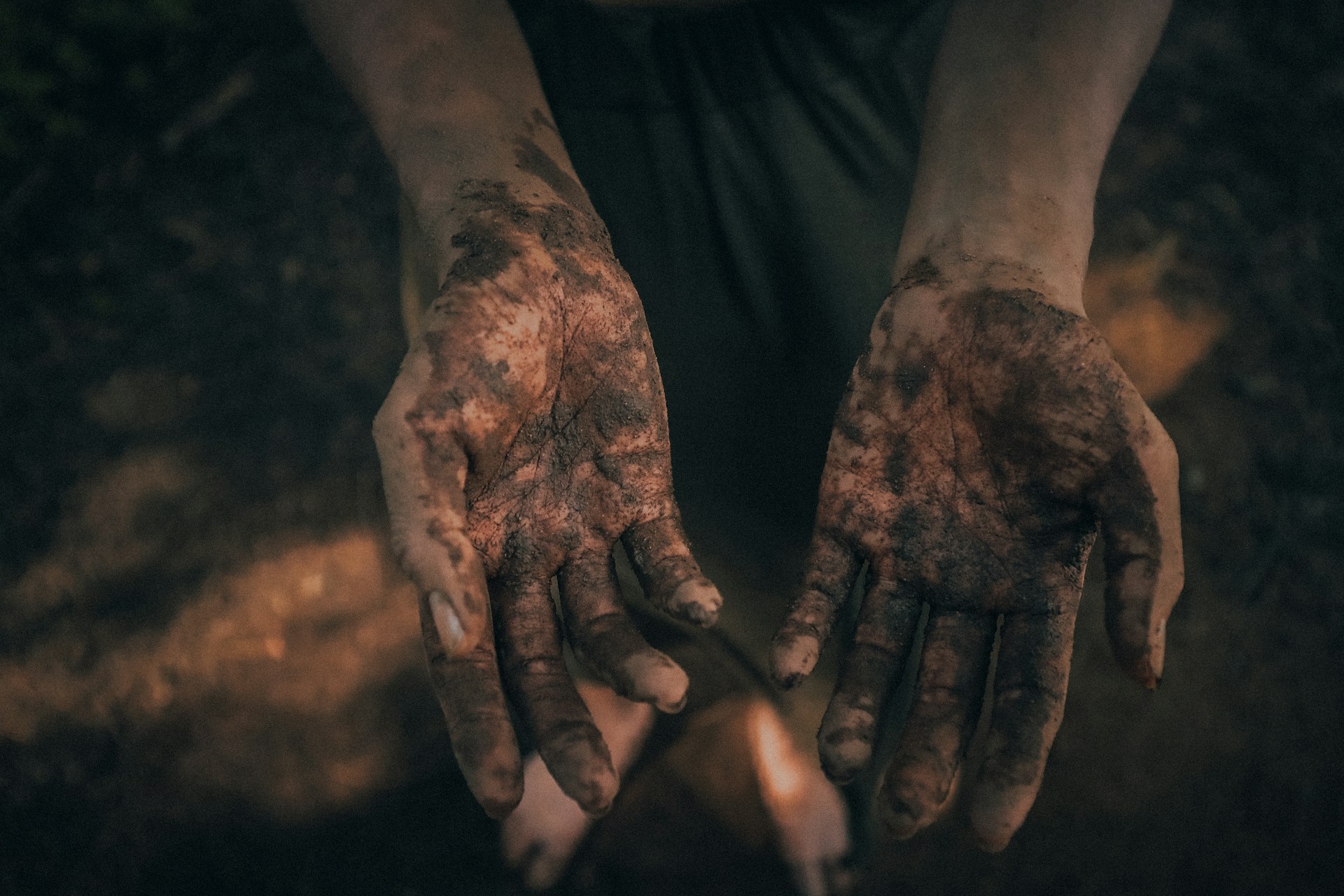 Las manos sucias de una persona | Fuente: Unsplash
