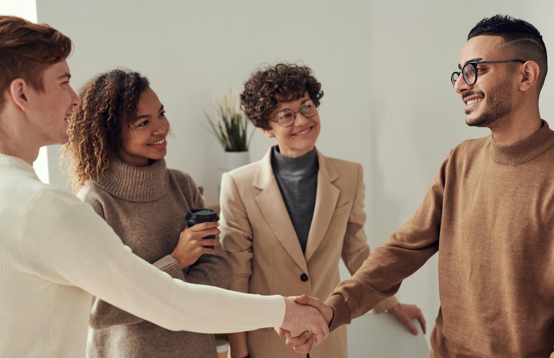 Un pequeño grupo de personas hablando | Fuente: Pexels