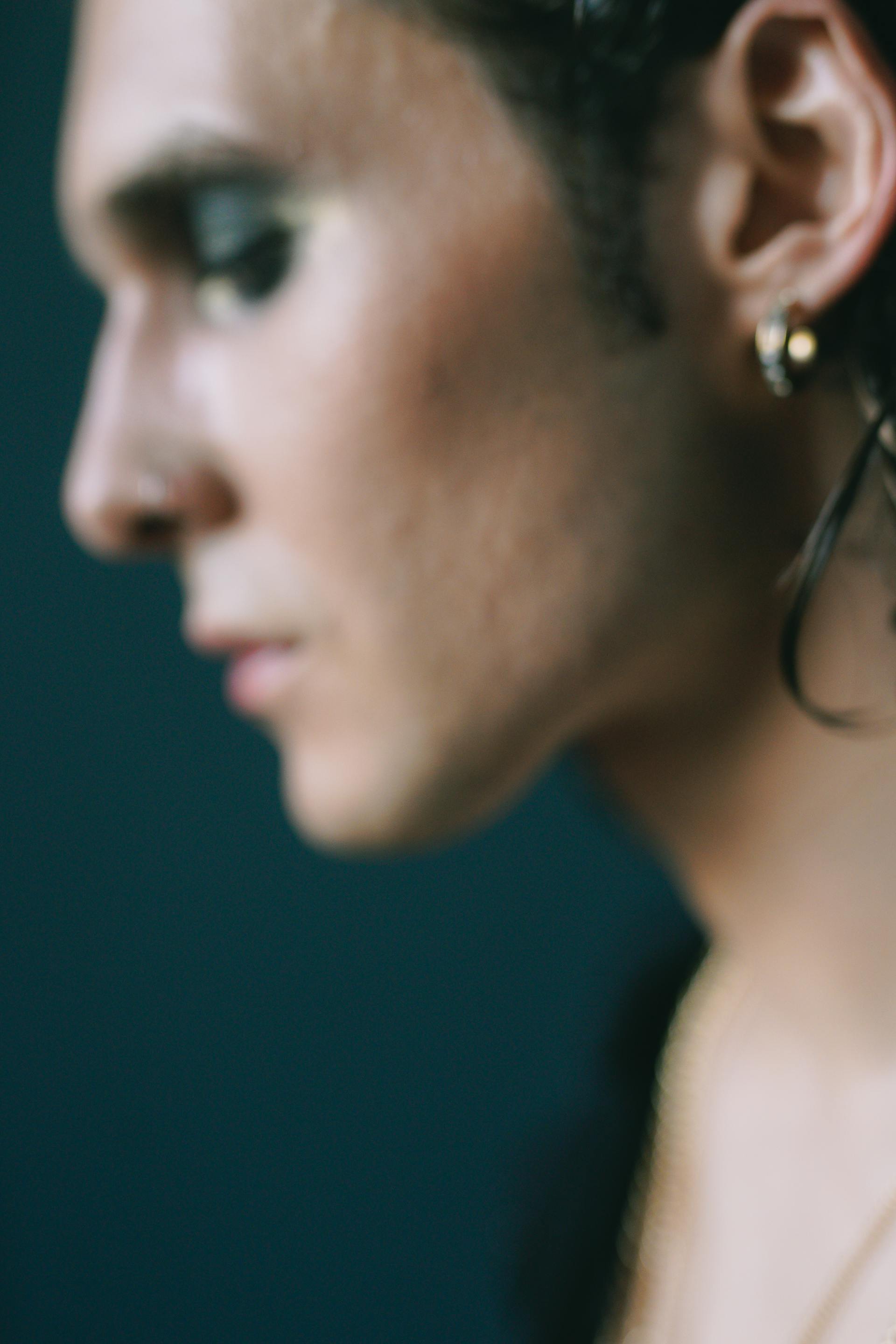 Foto borrosa de un hombre maquillado | Fuente: Pexels