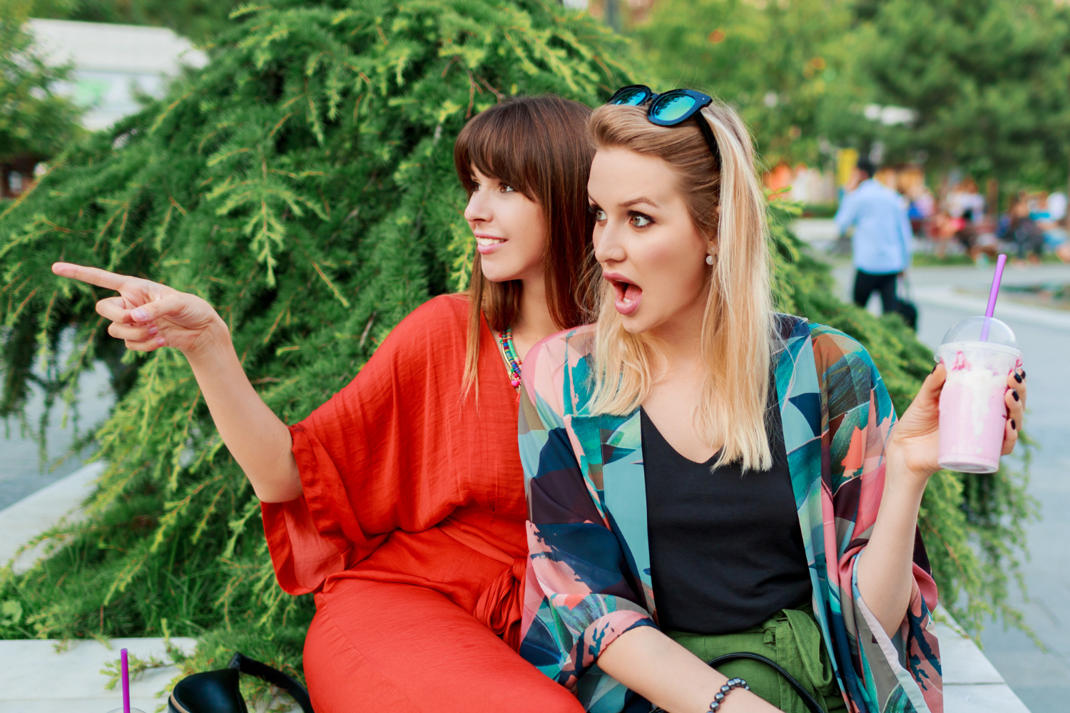 Dos mujeres aturdidas | Fuente: Freepik