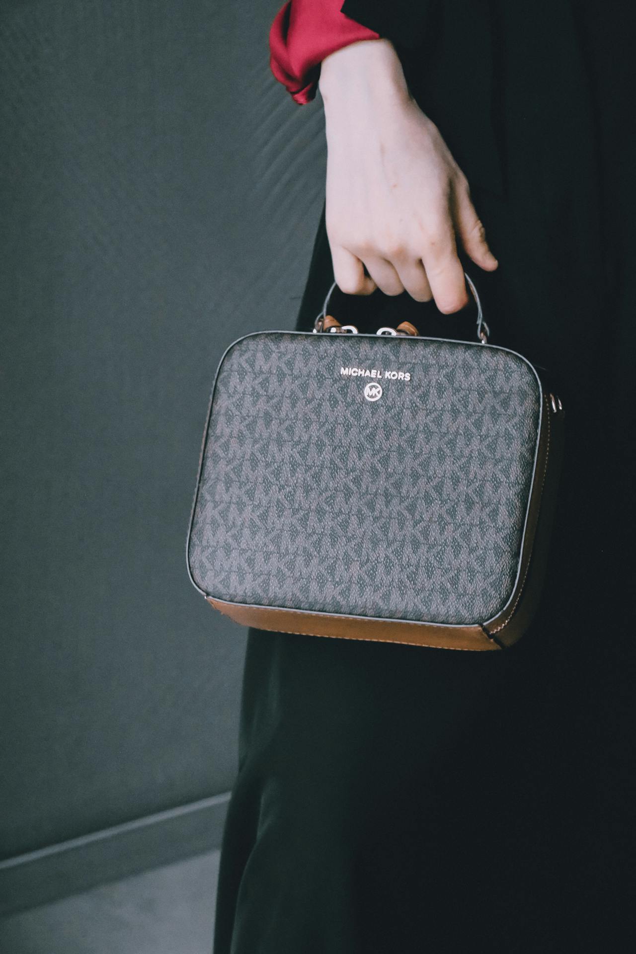 Una mujer con un bolso en la mano | Fuente: Pexels