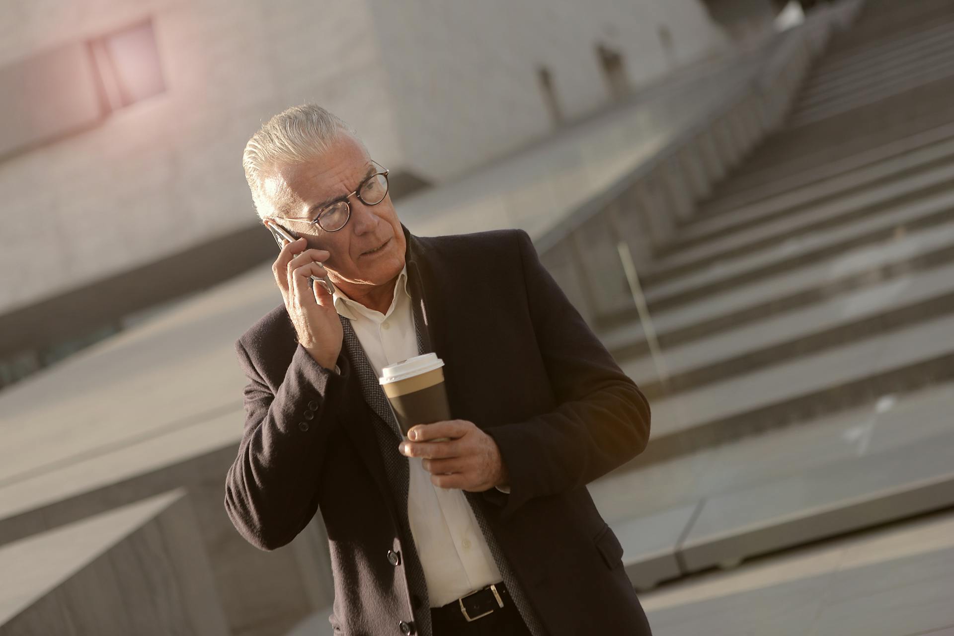 Un hombre mayor disgustado hablando por teléfono | Fuente: Pexels