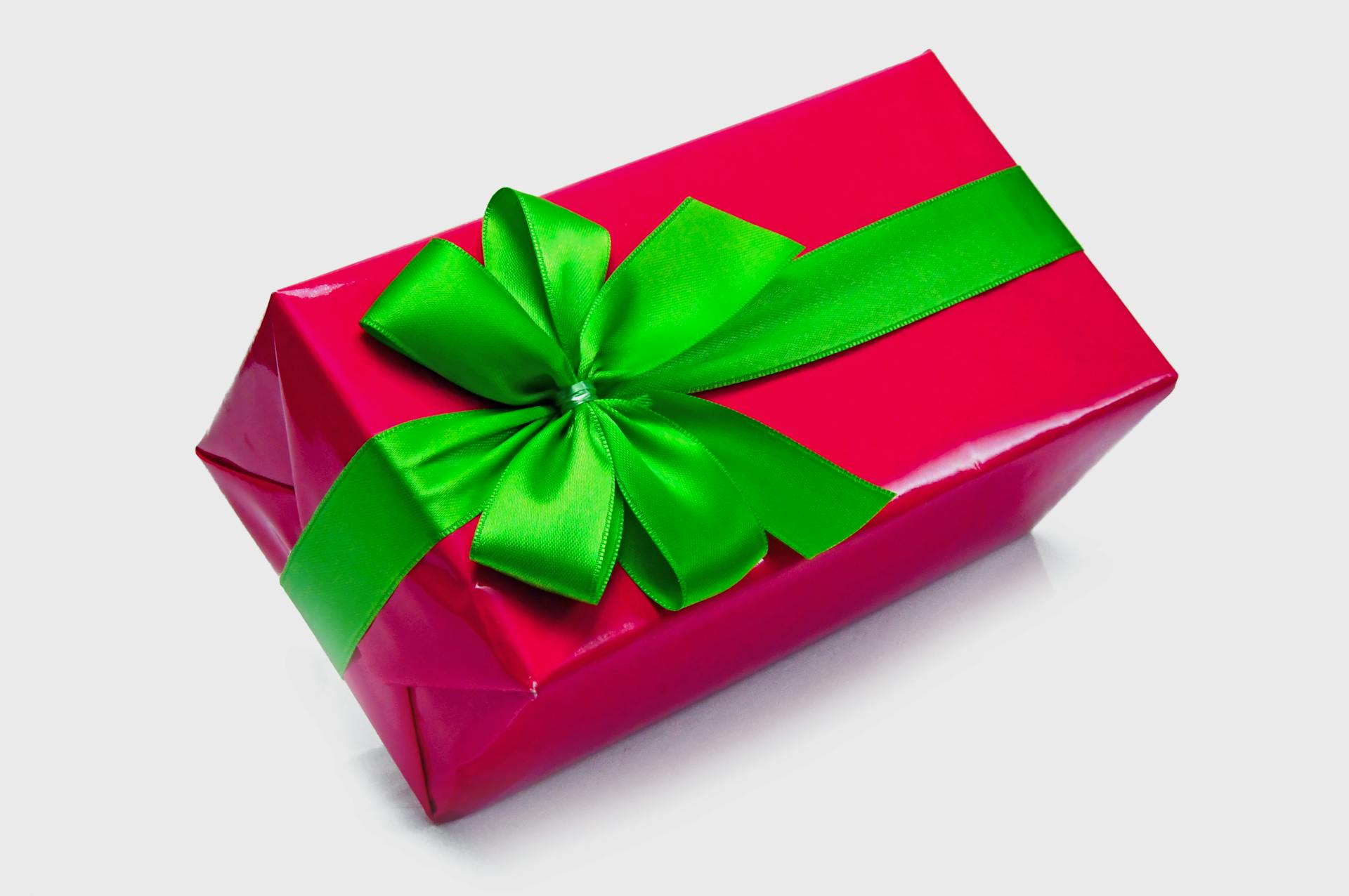Una caja envuelta para regalo | Fuente: Pexels