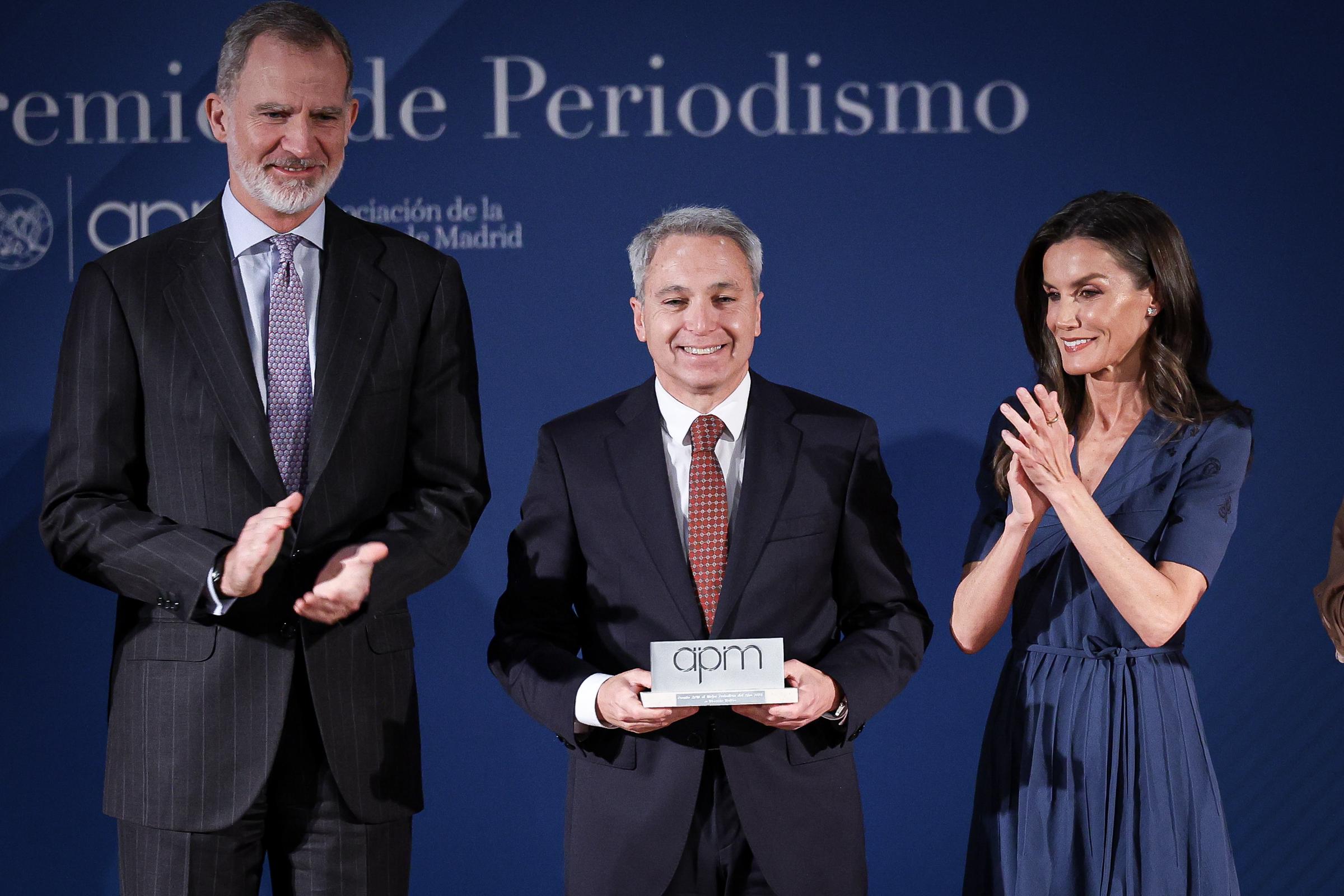 La reina Letizia, el rey Felipe VI y Vicente Vallés en la ceremonia de entrega de premios de la 86ª edición de la Asociación de la Prensa de Madrid y la celebración de su 130º aniversario en el Auditorio Caja de Música el 20 de mayo de 2025 en Madrid, España. | Fuente: Getty Images