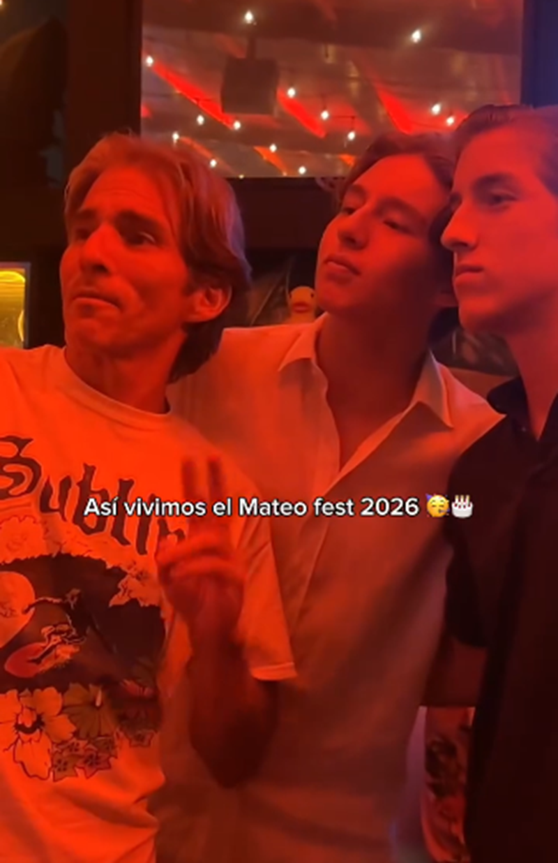 Fernando Reina posando junto a sus hijos en la celebración de cumpleaños de Mateo | Fuente: Instagram/reinaiglesias