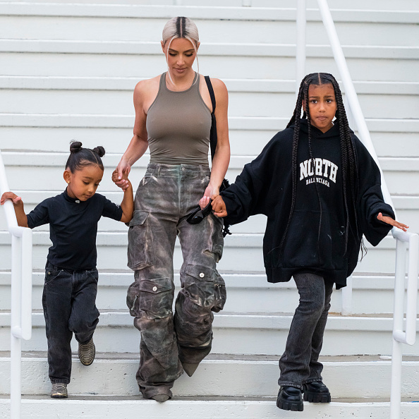 Chicago West, Kim Kardashian y North West fueron vistas en el American Dream Mall el 12 de julio de 2022 en East Rutherford, Nueva Jersey | Fuente: Getty Images