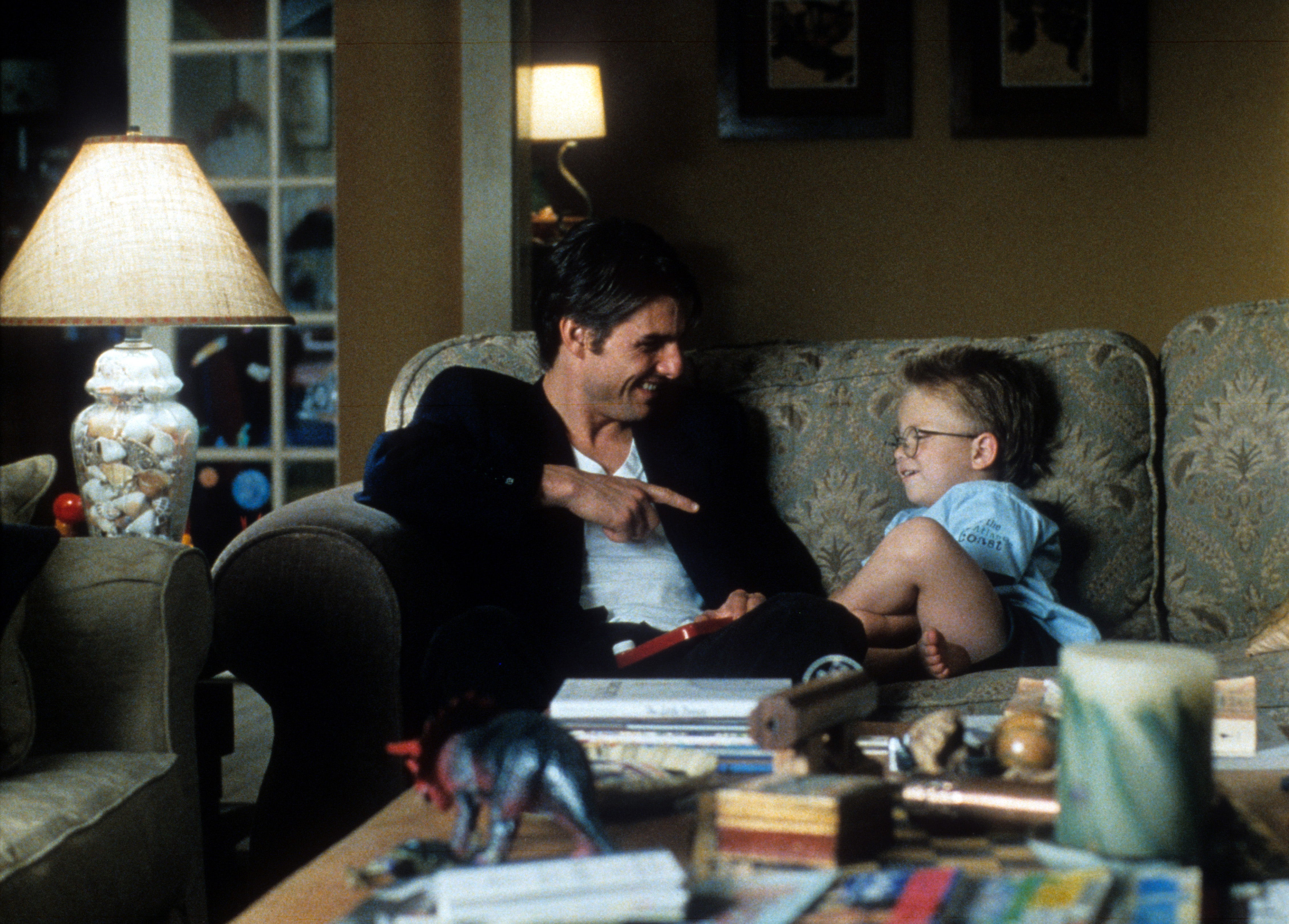 Tom Cruise y Jonathan Lipnicki filmando "Jerry Maguire" en 1996. | Fuente: Getty Images