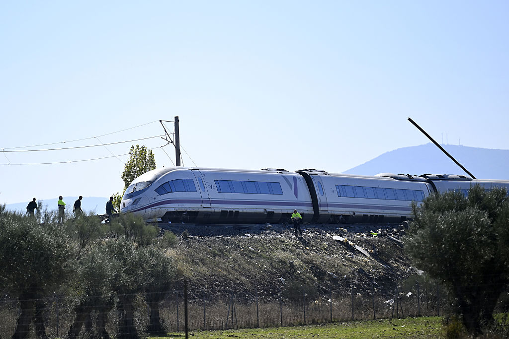 Equipos de emergencia trabajan en el lugar de una colisión en la que se vieron implicados dos trenes de alta velocidad, cerca de la estación de Urda, en la provincia de Toledo (España), el 28 de octubre de 2026. | Fuente: Getty Images