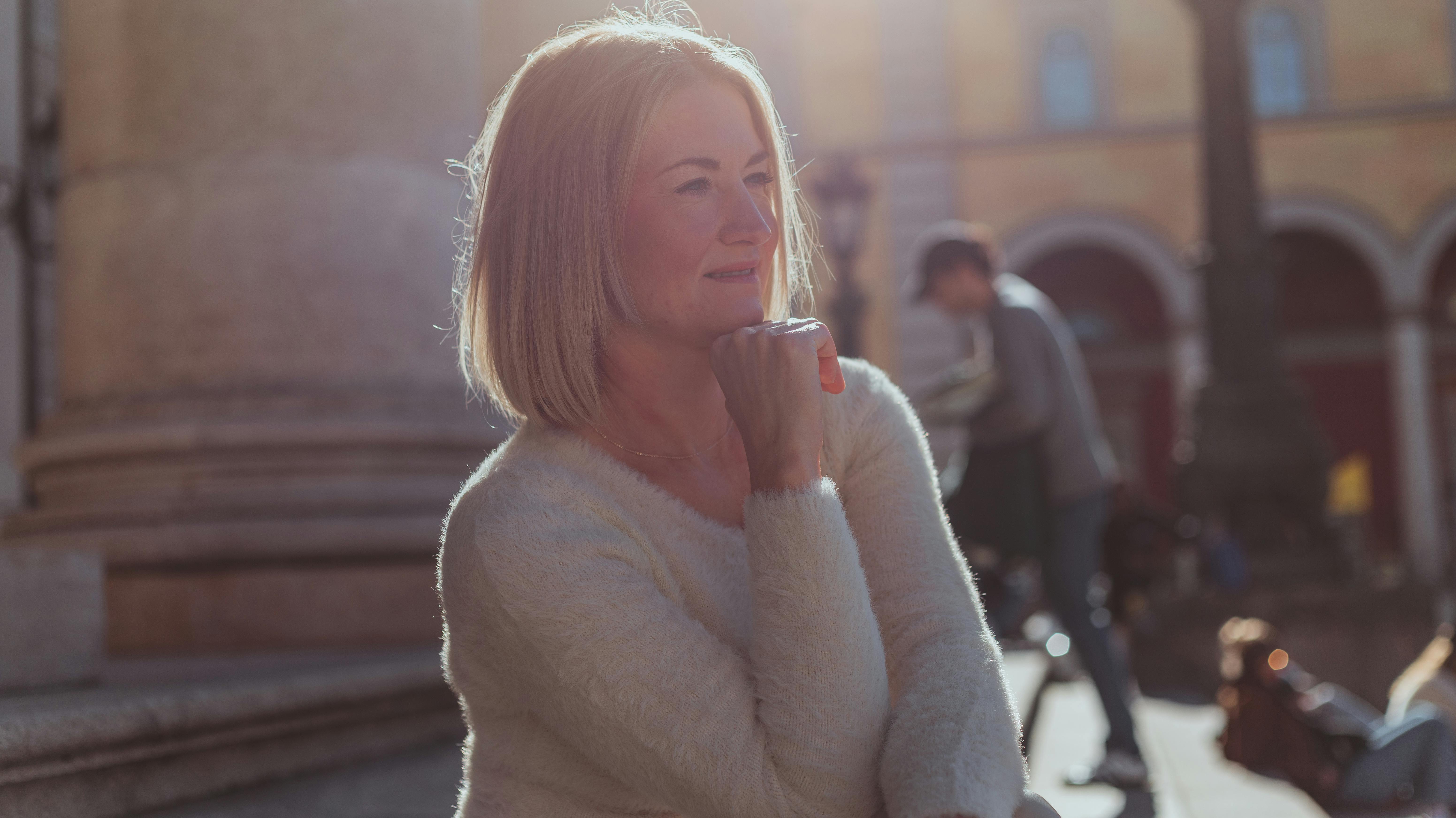 Una mujer sonriendo | Fuente: Pexels