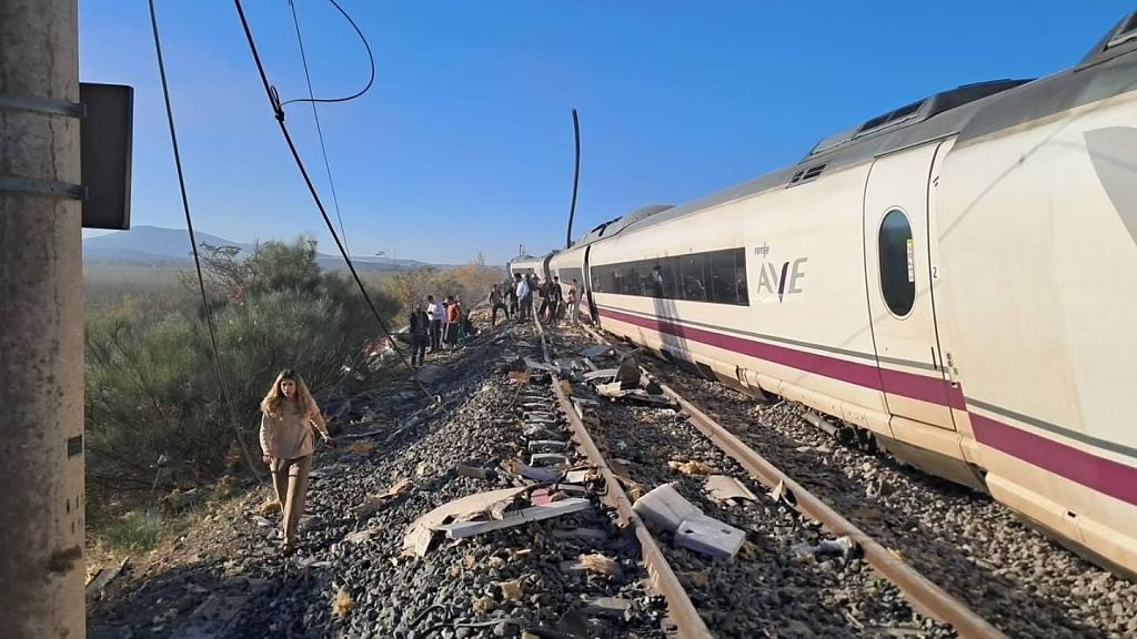 Una vista del lugar del accidente tras la colisión de dos trenes de alta velocidad en el centro de España, suceso que dejó decenas de muertos y numerosos heridos en Toledo, España, el 28 de octubre de 2026. | Fuente: Getty Images