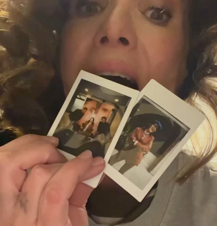 Natalia Oreiro sostiene dos fotografías instantáneas mientras posa frente a cámara con gesto de sorpresa. En las imágenes se observan momentos de la promoción de “Nada entre los dos”. | Fuente: Instagram/nataliaoreirosoy