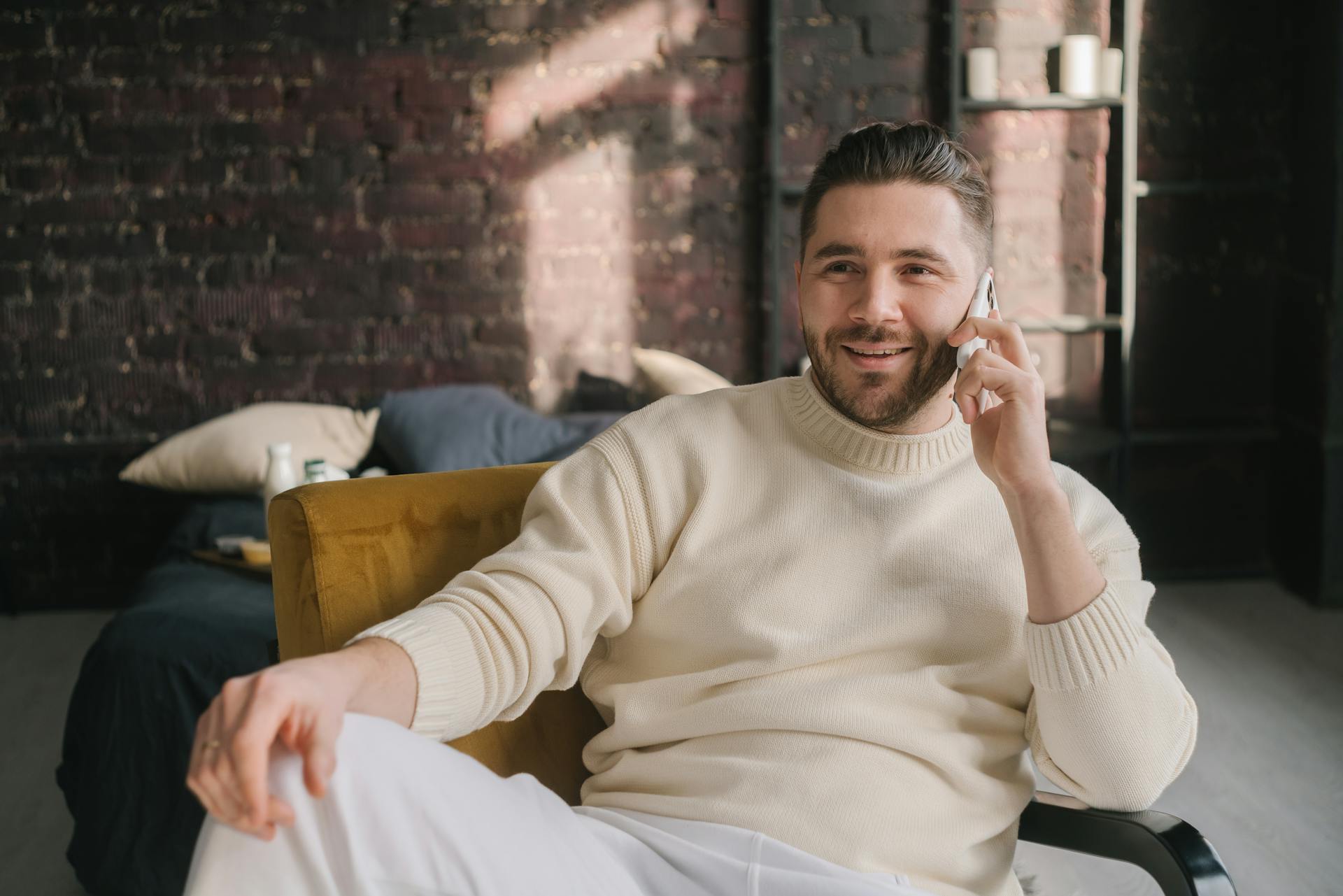 Un hombre hablando por teléfono | Fuente: Pexels